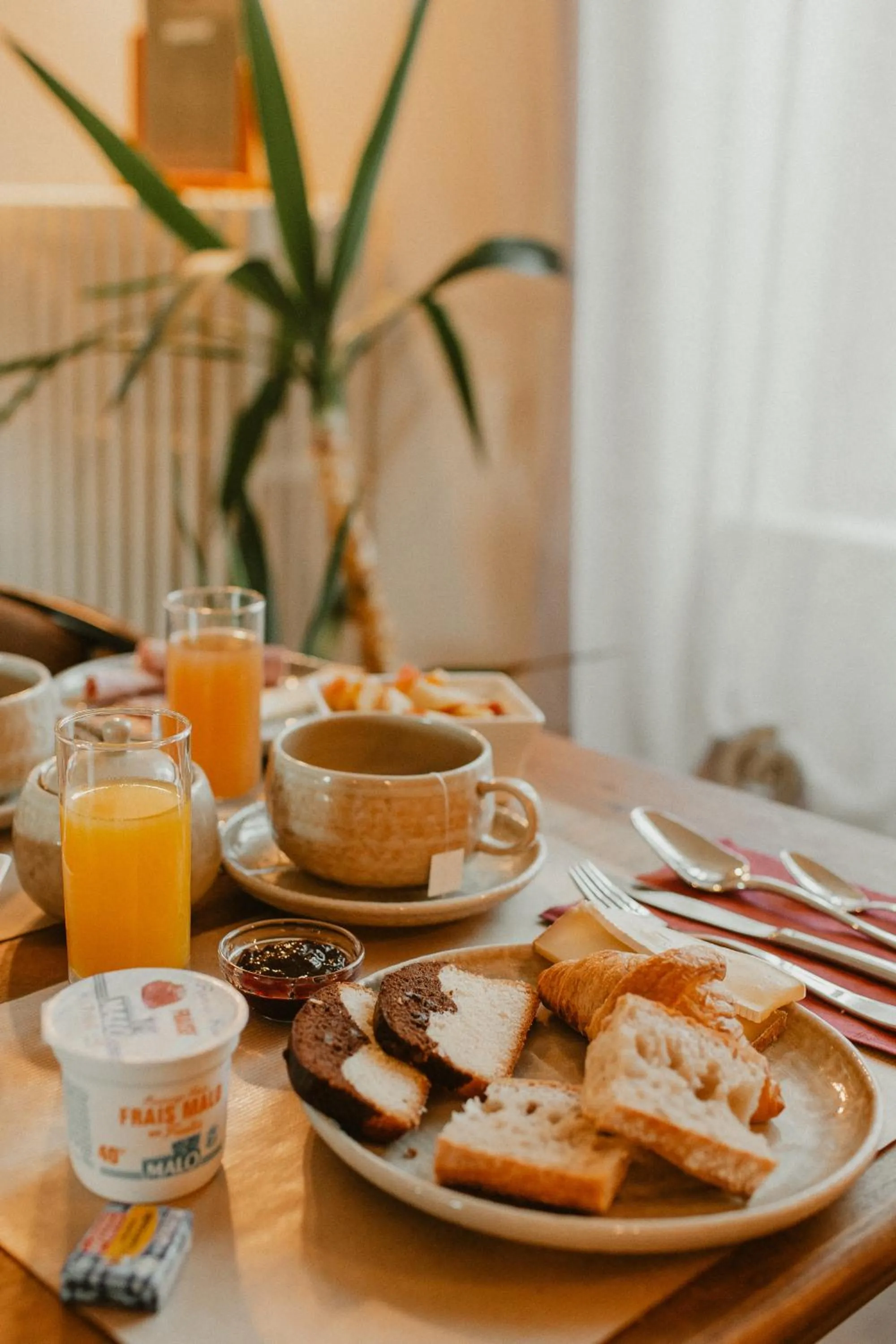 Food and drinks in Hôtel Le Chatellier - Piscine chauffée d'avril à octobre