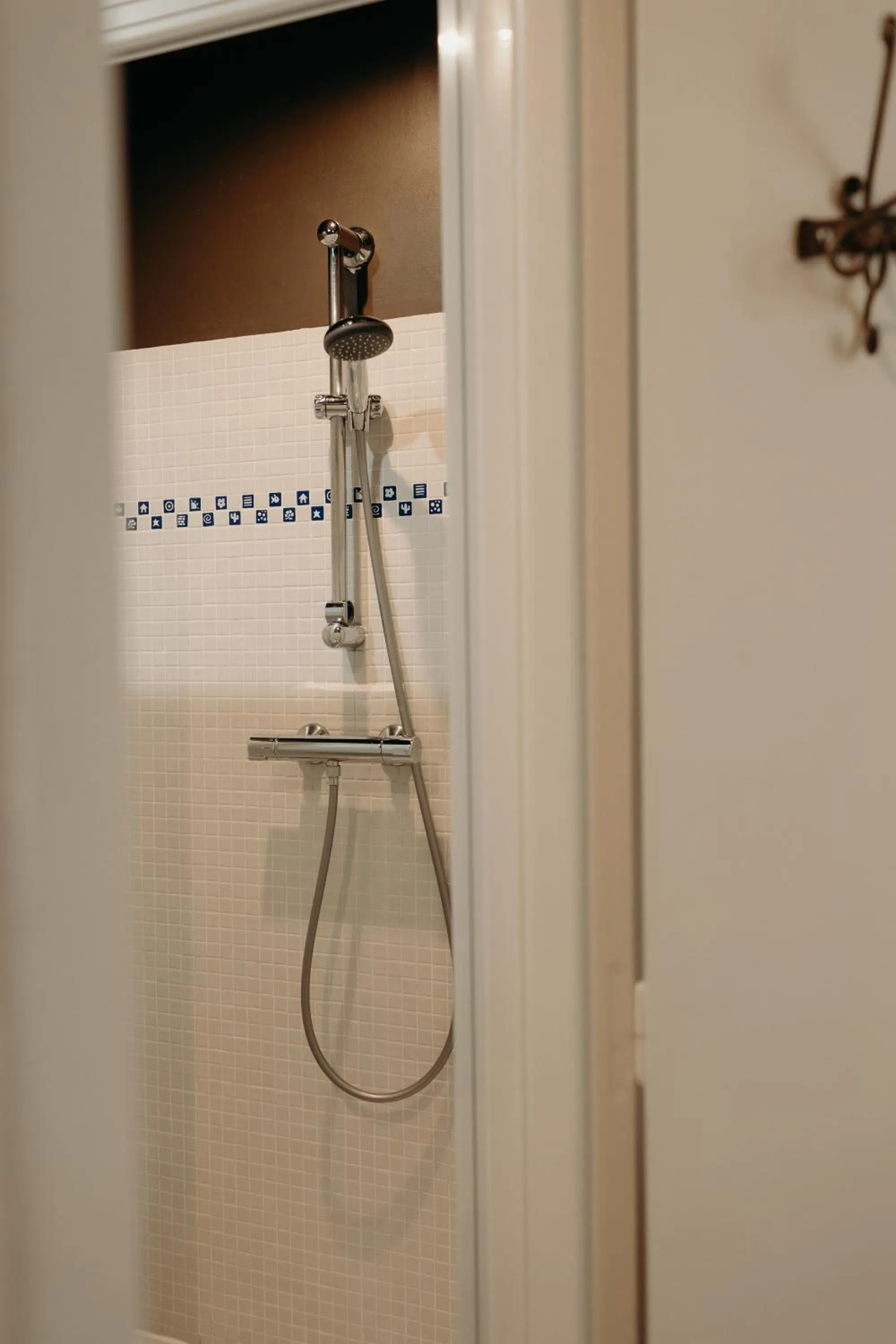 Bathroom in Hôtel Le Chatellier - Piscine chauffée d'avril à octobre