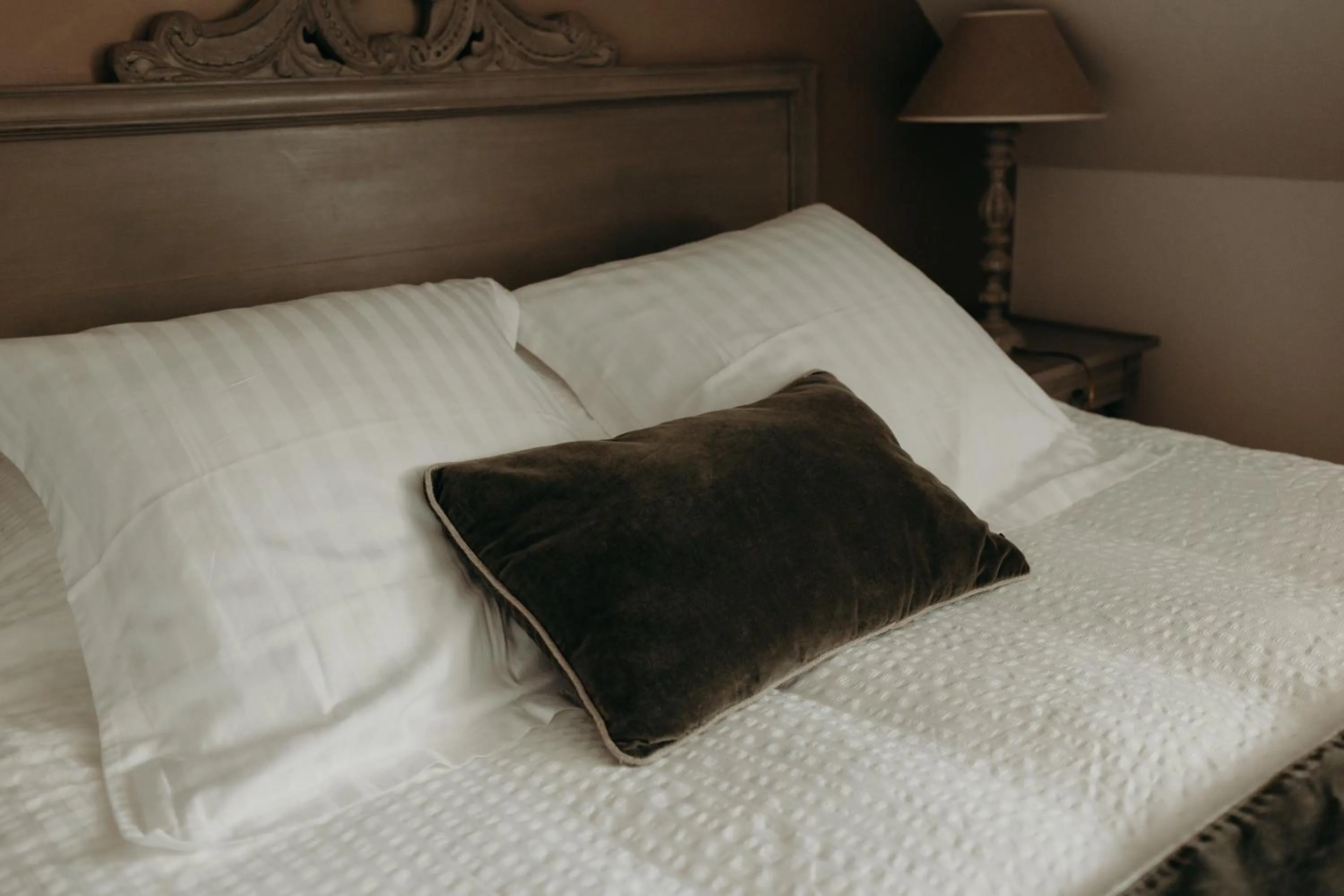 Bed in Hôtel Le Chatellier - Piscine chauffée d'avril à octobre