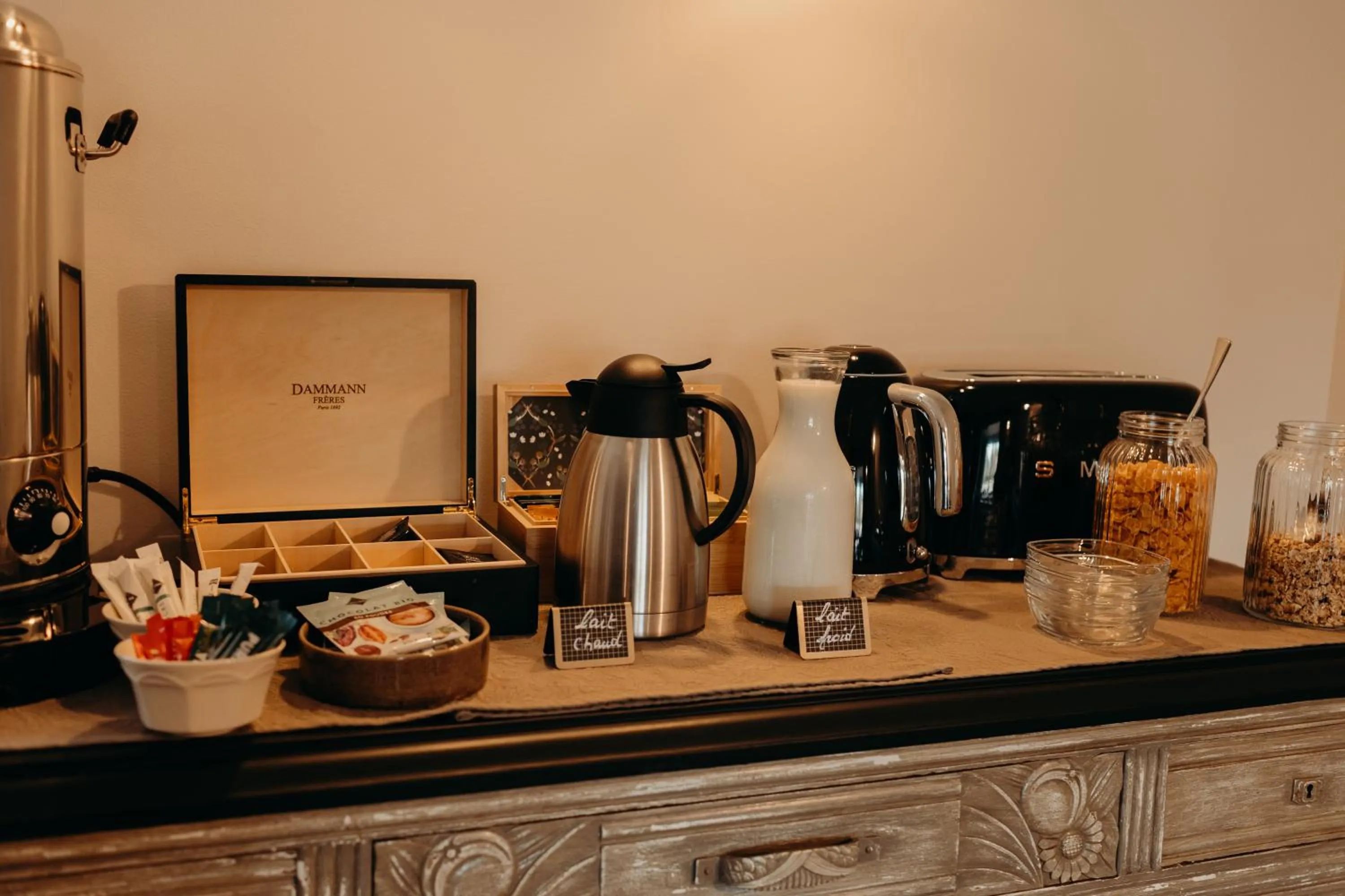 Coffee/tea facilities in Hôtel Le Chatellier - Piscine chauffée d'avril à octobre