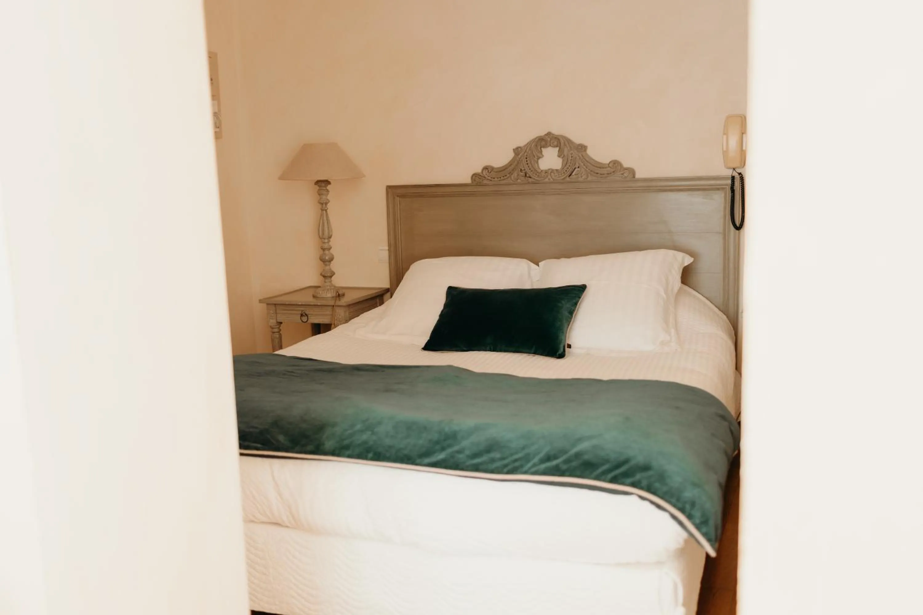 Bed in Hôtel Le Chatellier - Piscine chauffée d'avril à octobre