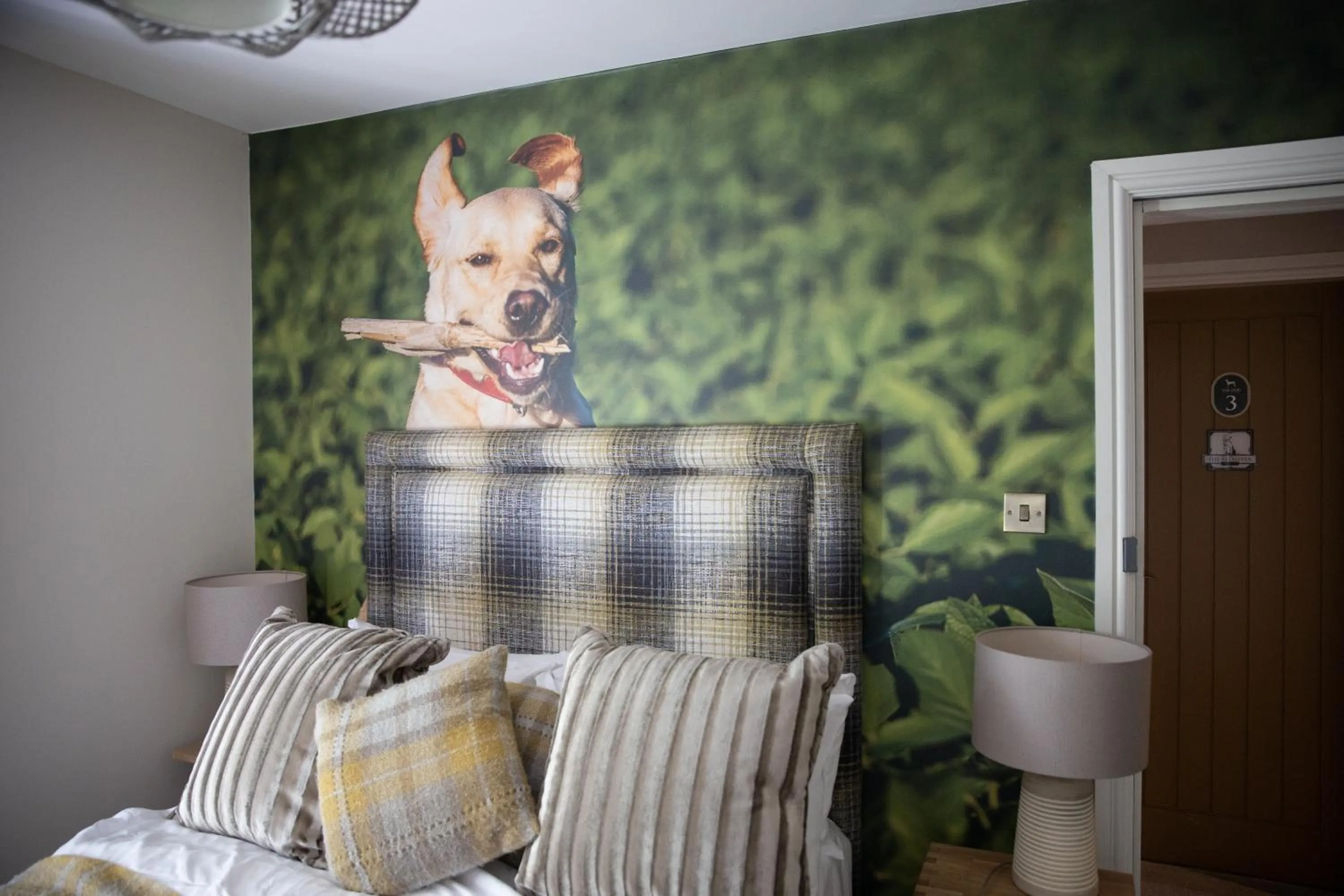 Bedroom, Bed in The Dog in Over Peover