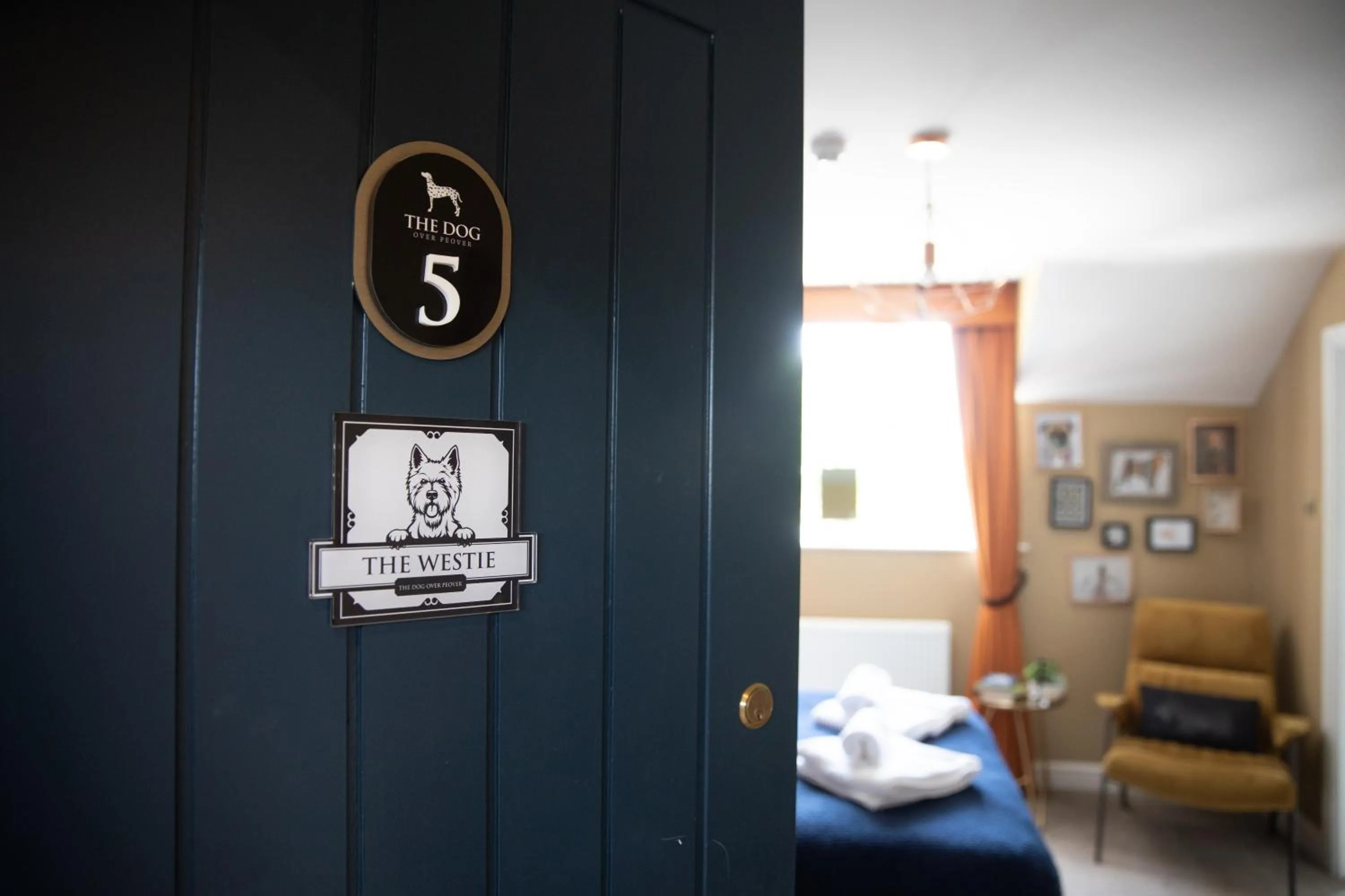 Bedroom, Bed in The Dog in Over Peover