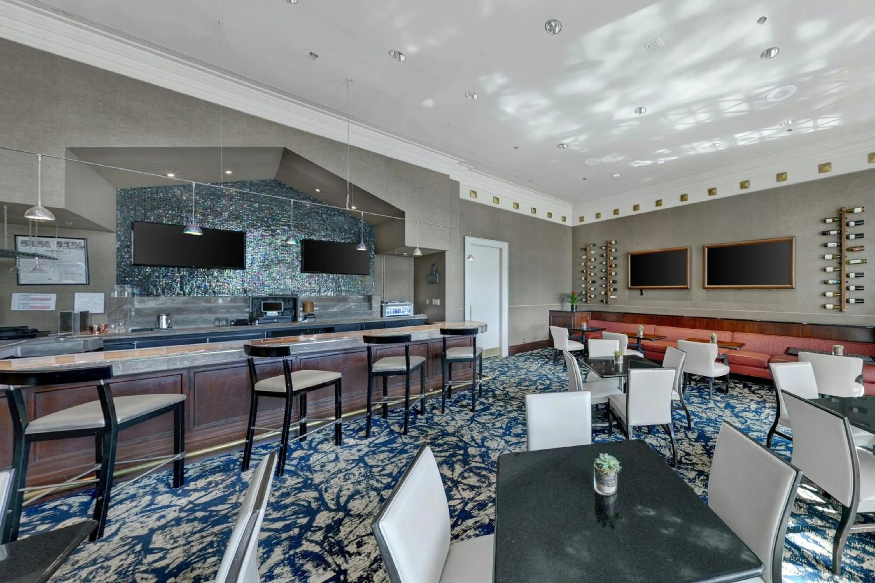 Lounge or bar in Renaissance Dallas North Hotel