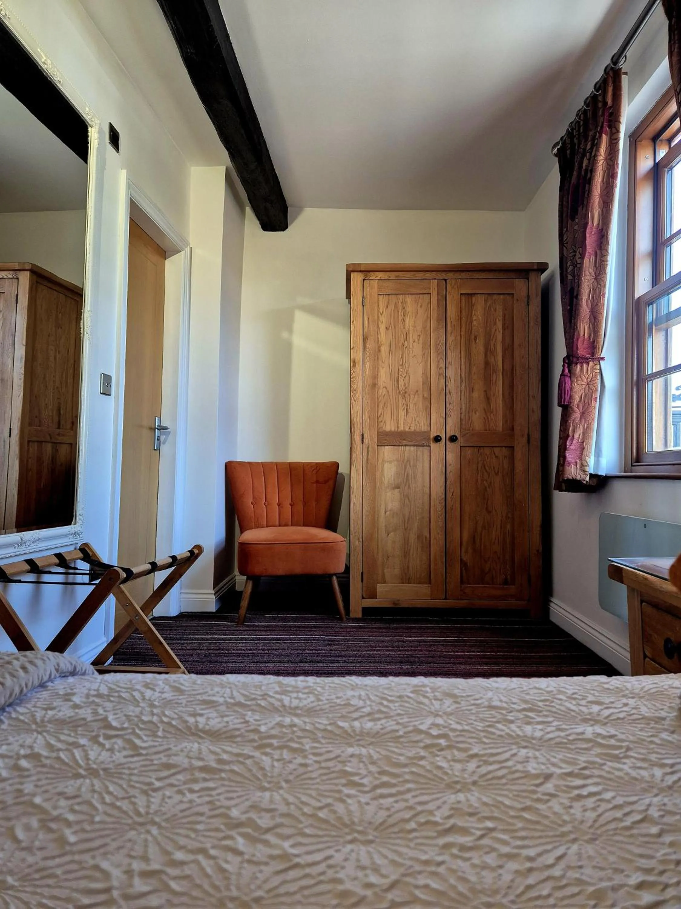 Seating area, Bed in The Badger Inn