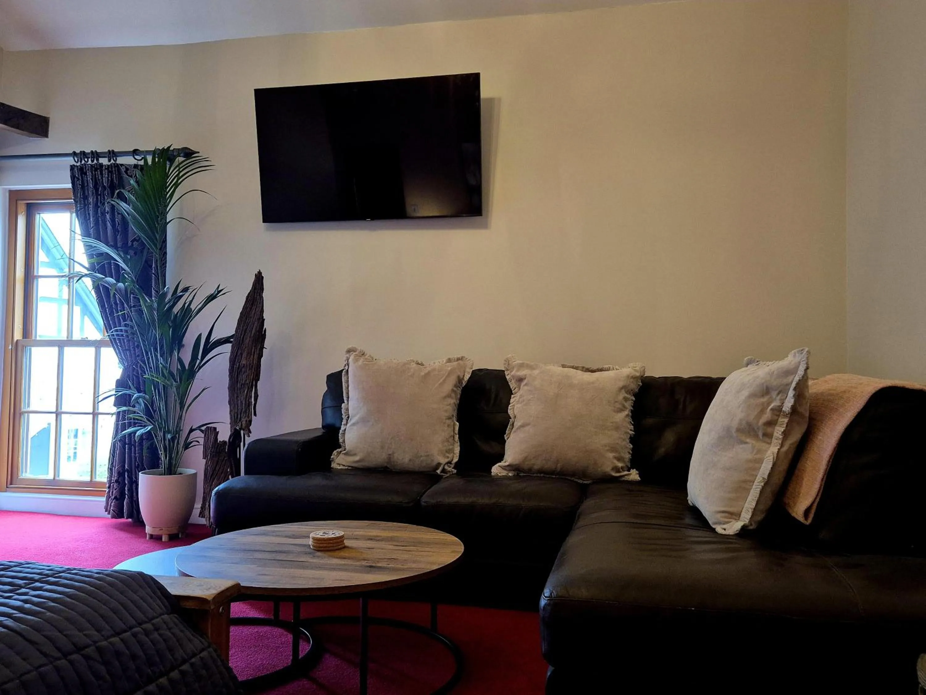 Communal lounge/ TV room in The Badger Inn