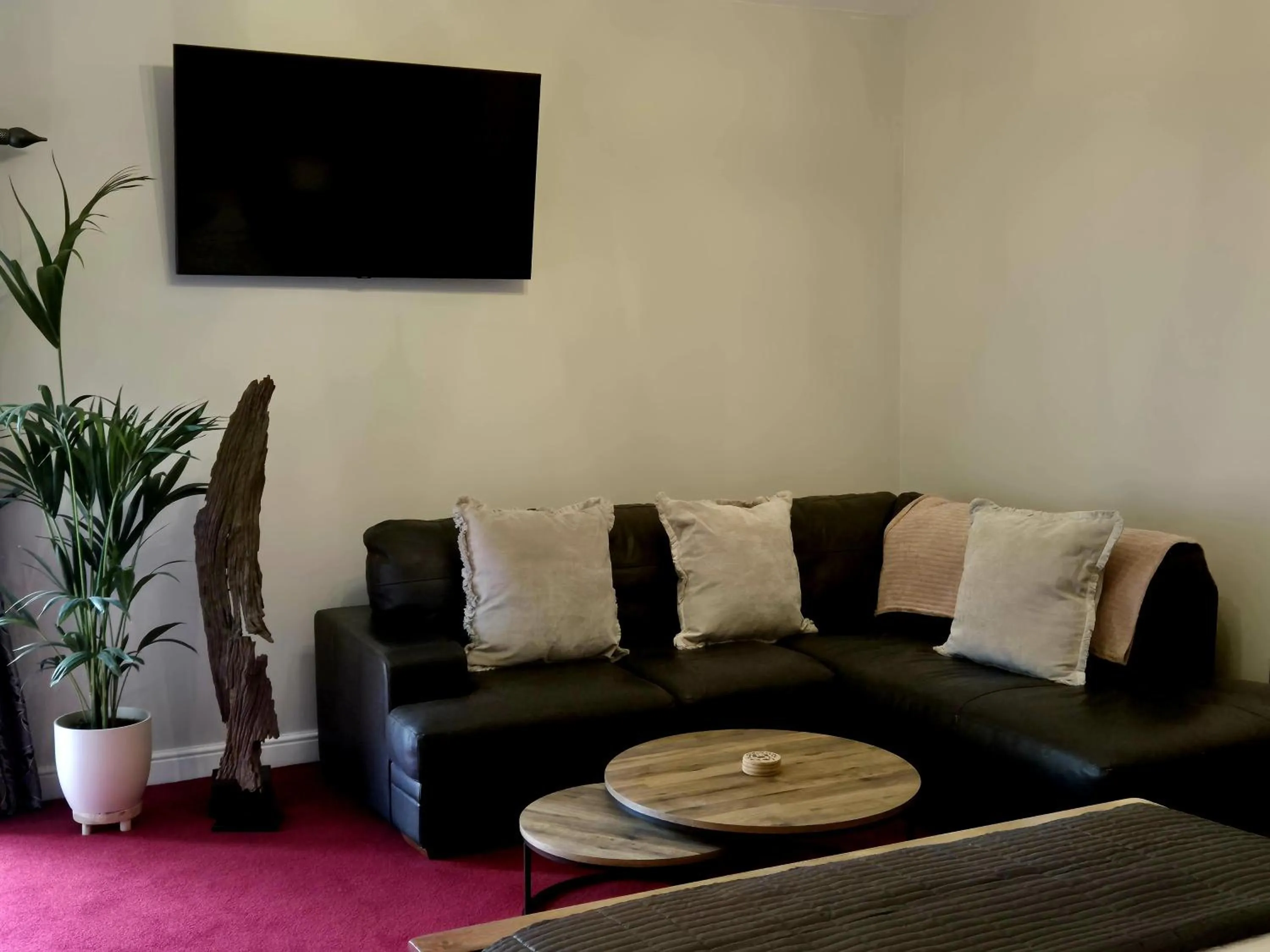 Communal lounge/ TV room in The Badger Inn