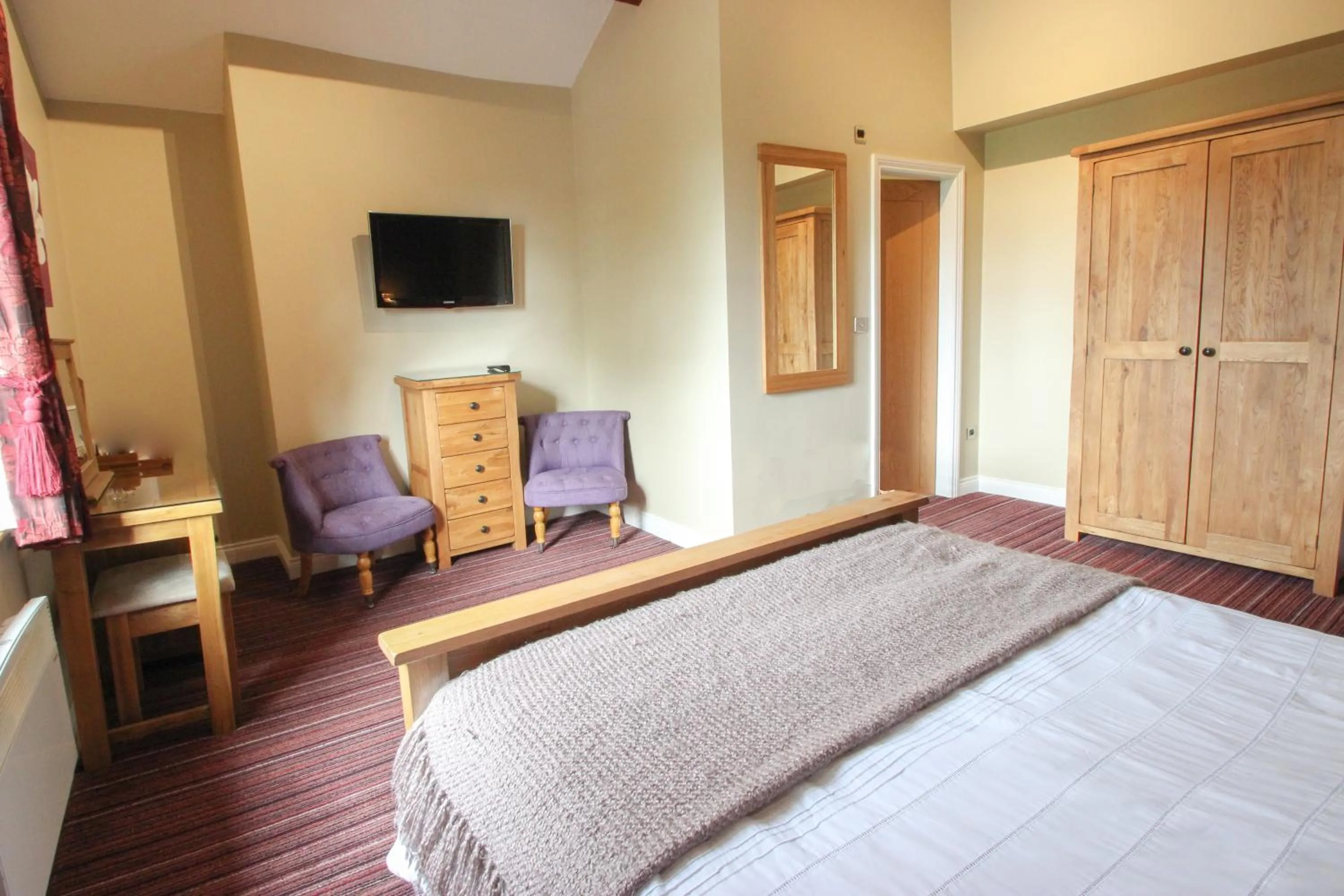 Seating area, Bed in The Badger Inn