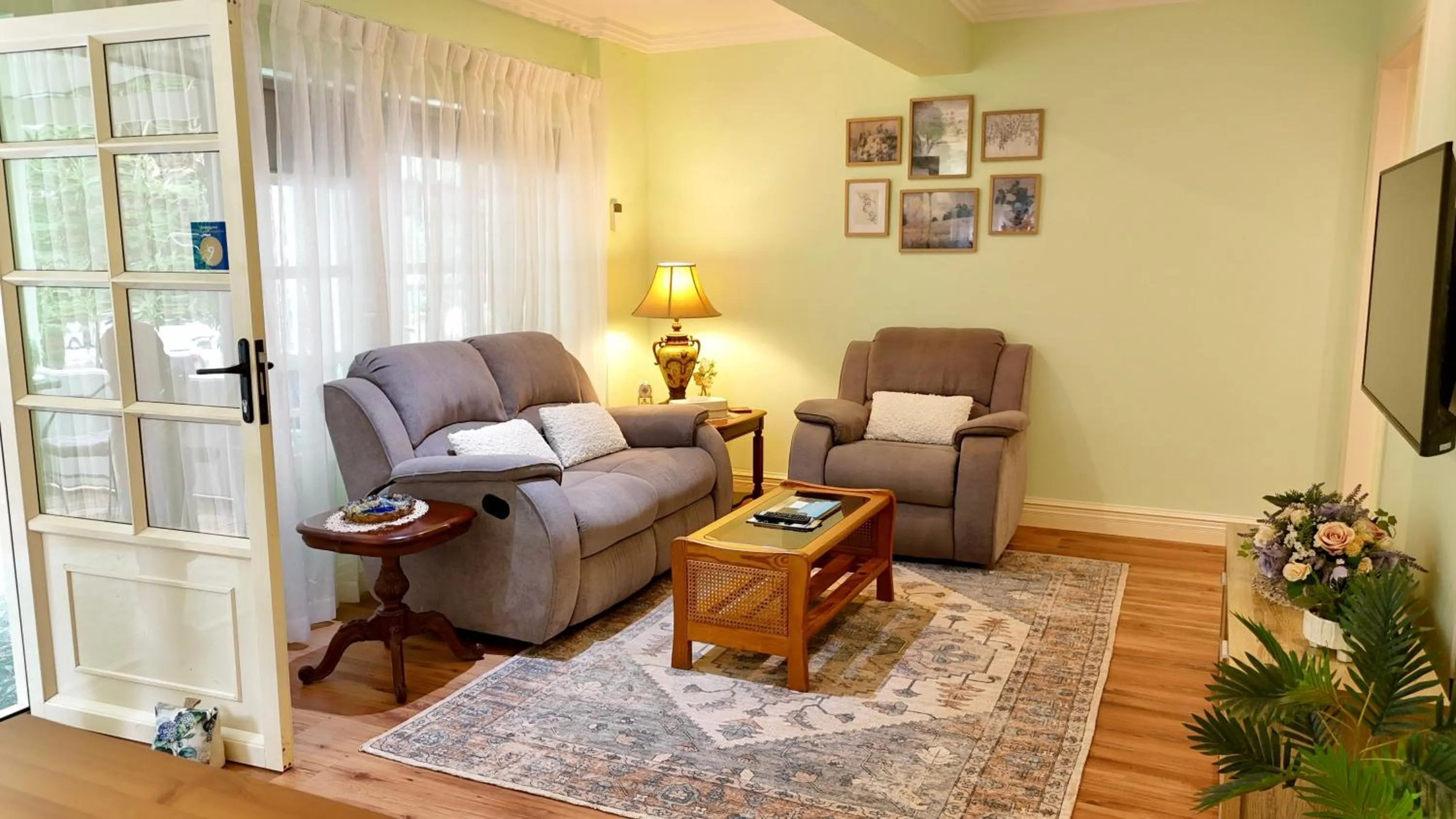 Living room in Curtis Falls Studio-Apartment