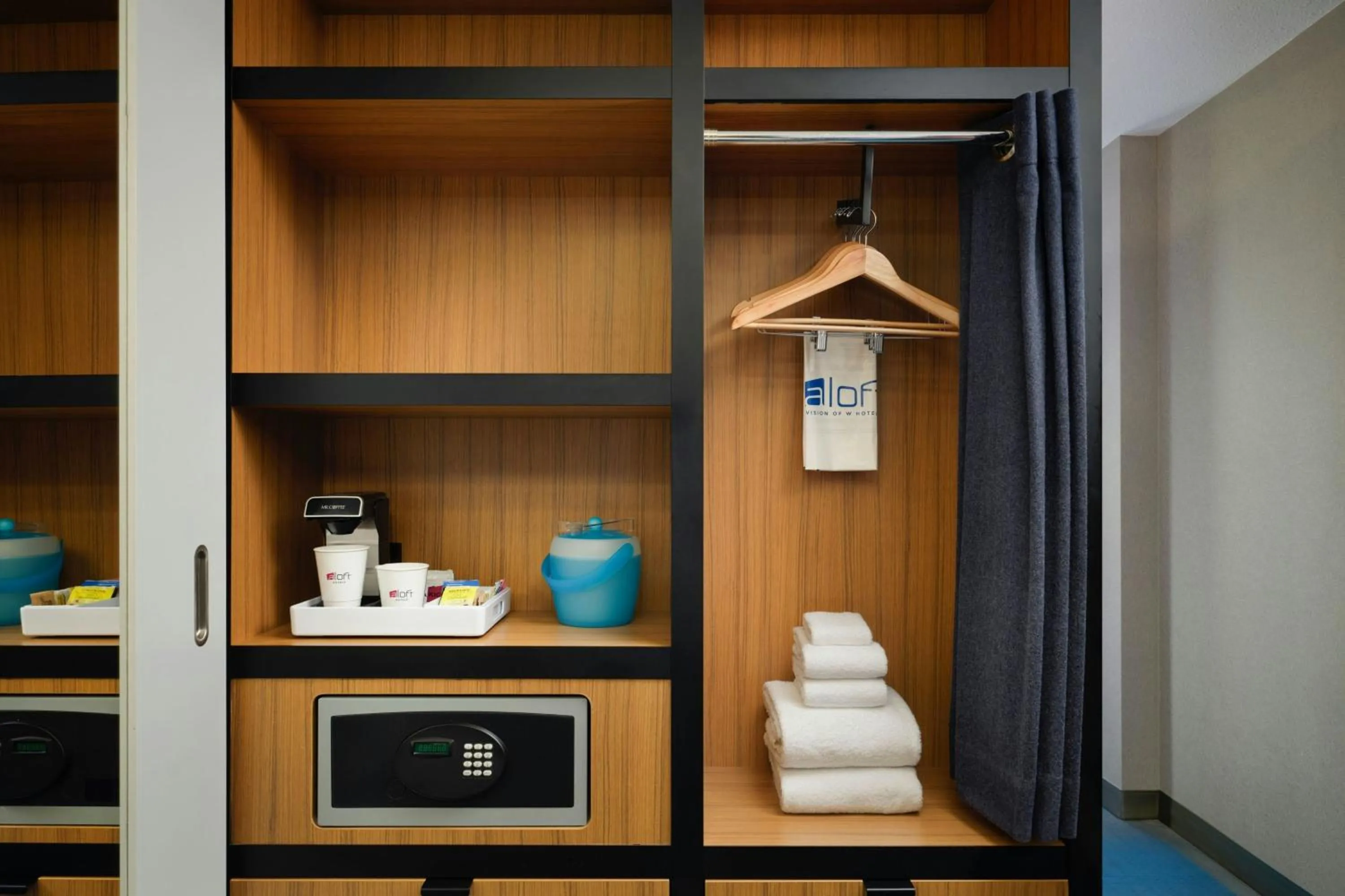 Photo of the whole room in Aloft Chicago Downtown River North