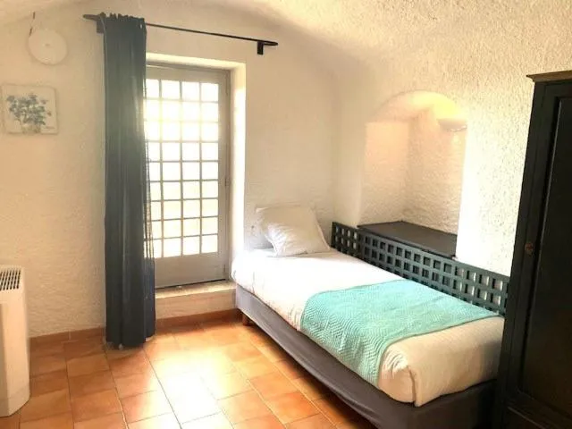 Bedroom, Bed in Garrigae Abbaye de Sainte Croix
