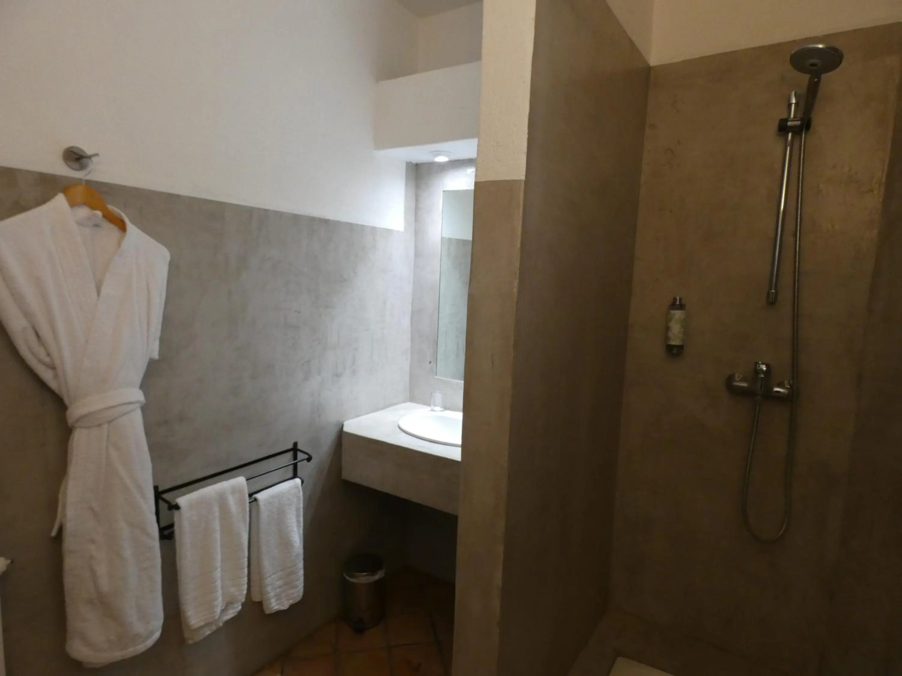 Bathroom in Garrigae Abbaye de Sainte Croix