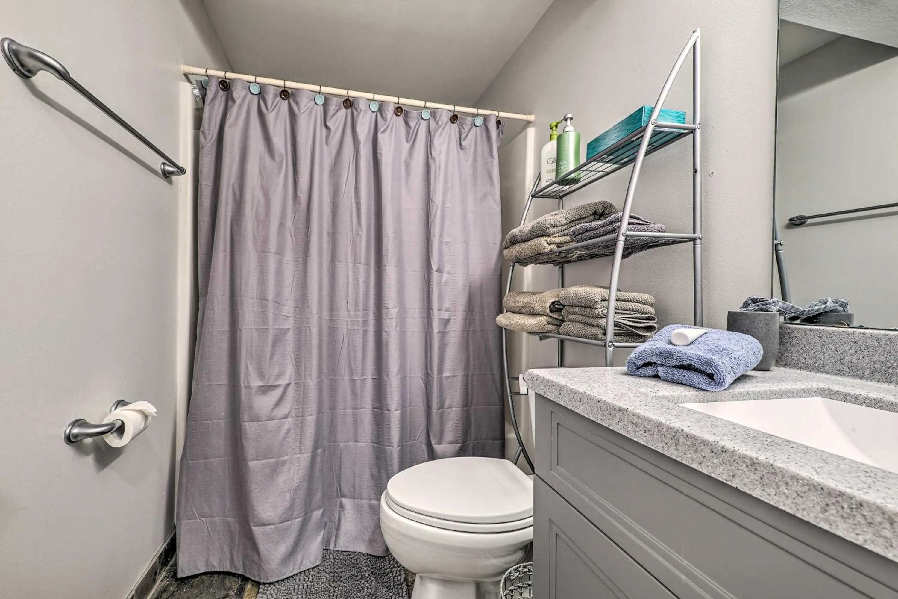 Downtown Grand Haven Apt Less Than 1 Mi to Lake Michigan