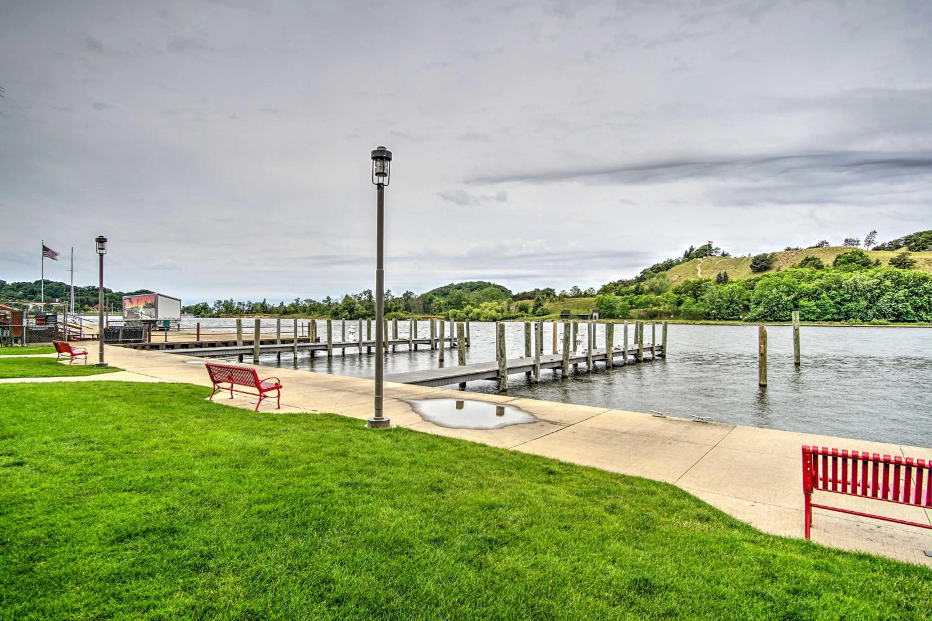 Downtown Grand Haven Apt Less Than 1 Mi to Lake Michigan