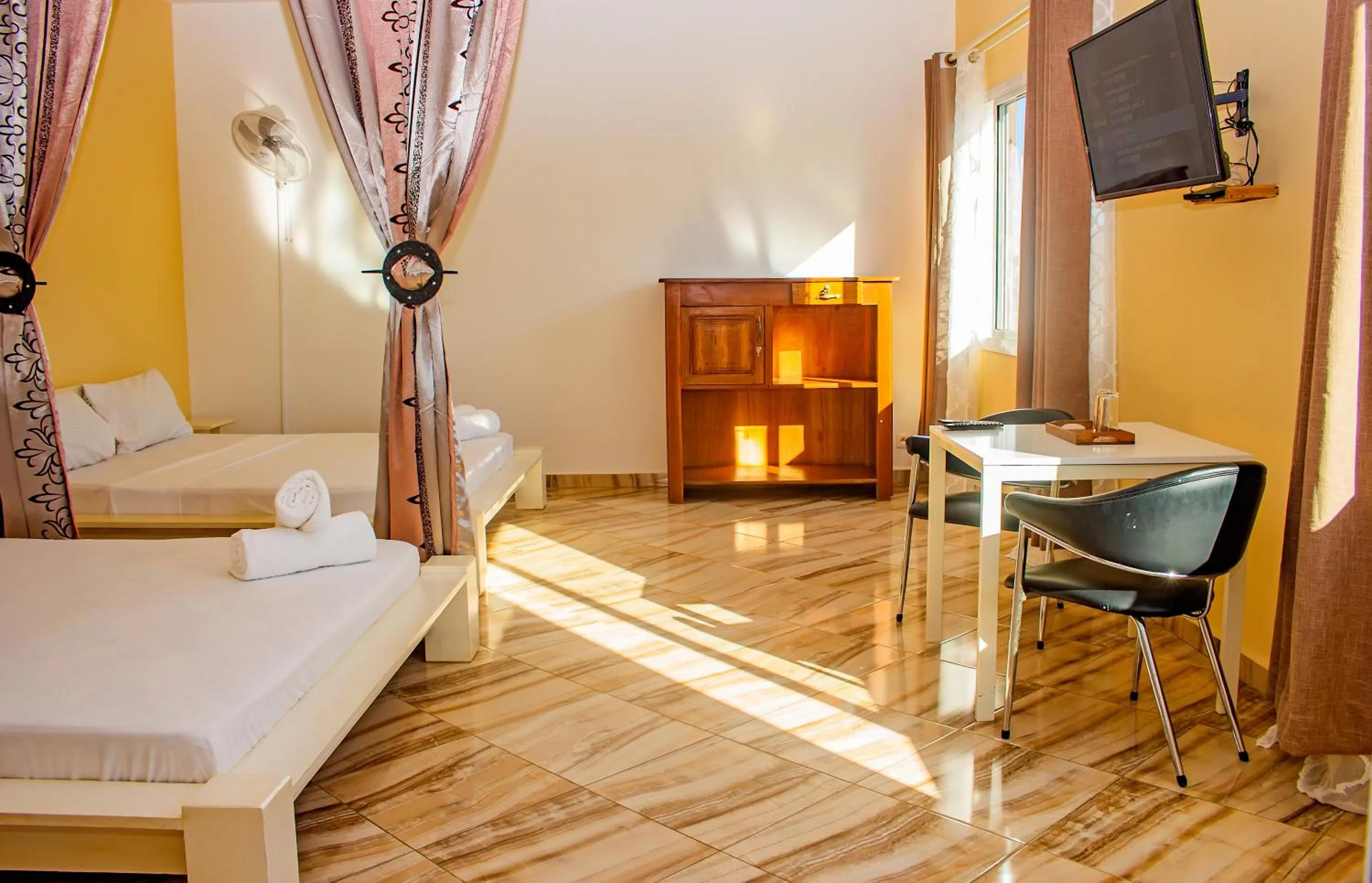 TV and multimedia in Cambria Hotel