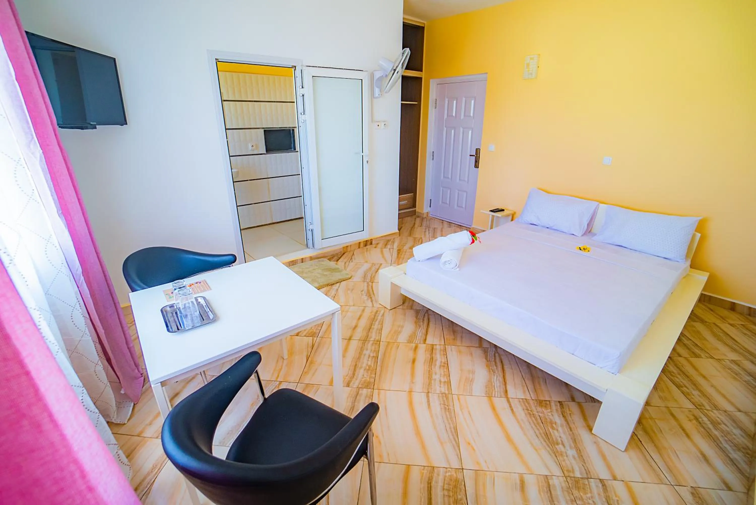 Bathroom, Bed in Cambria Hotel