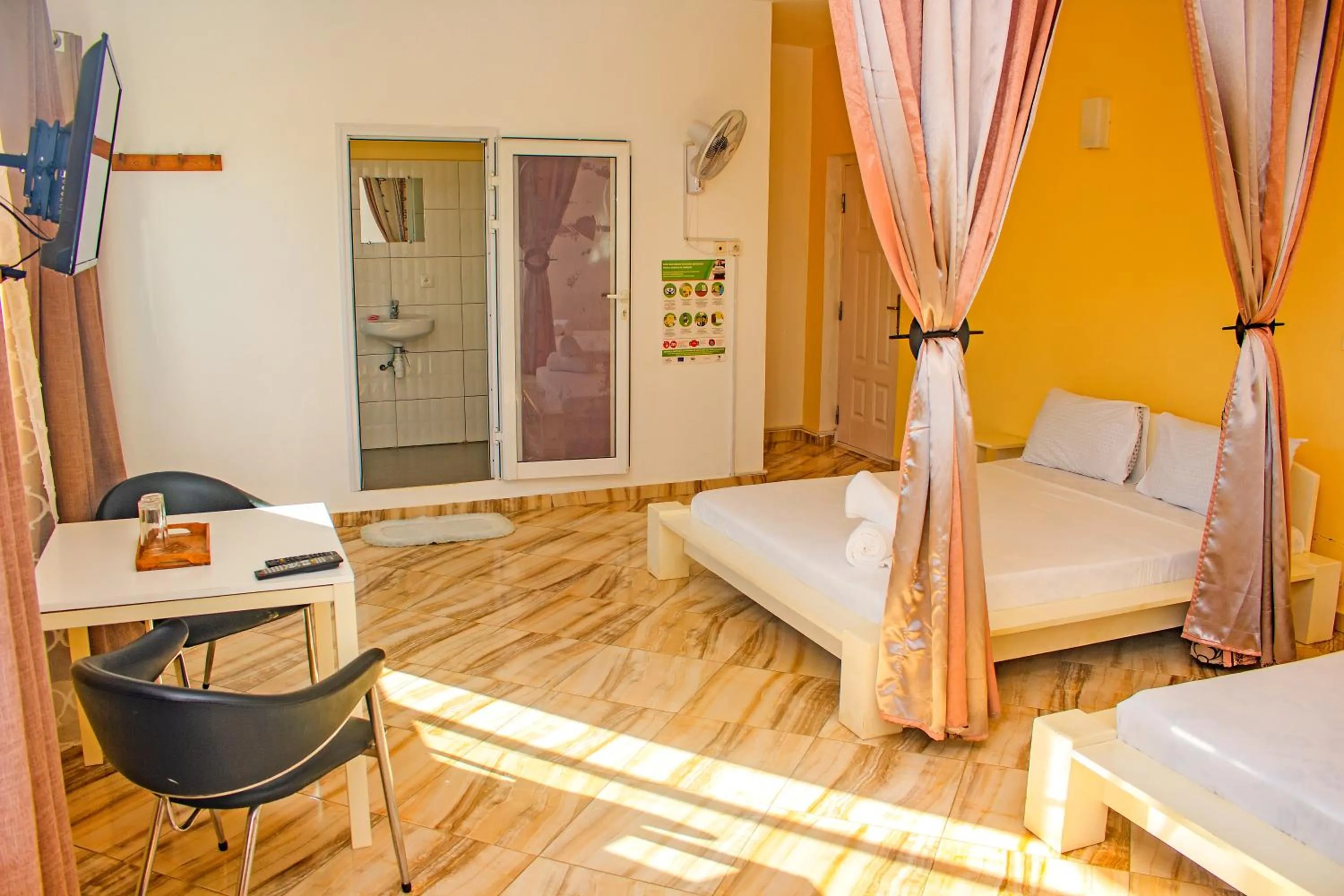 Seating area, Bed in Cambria Hotel