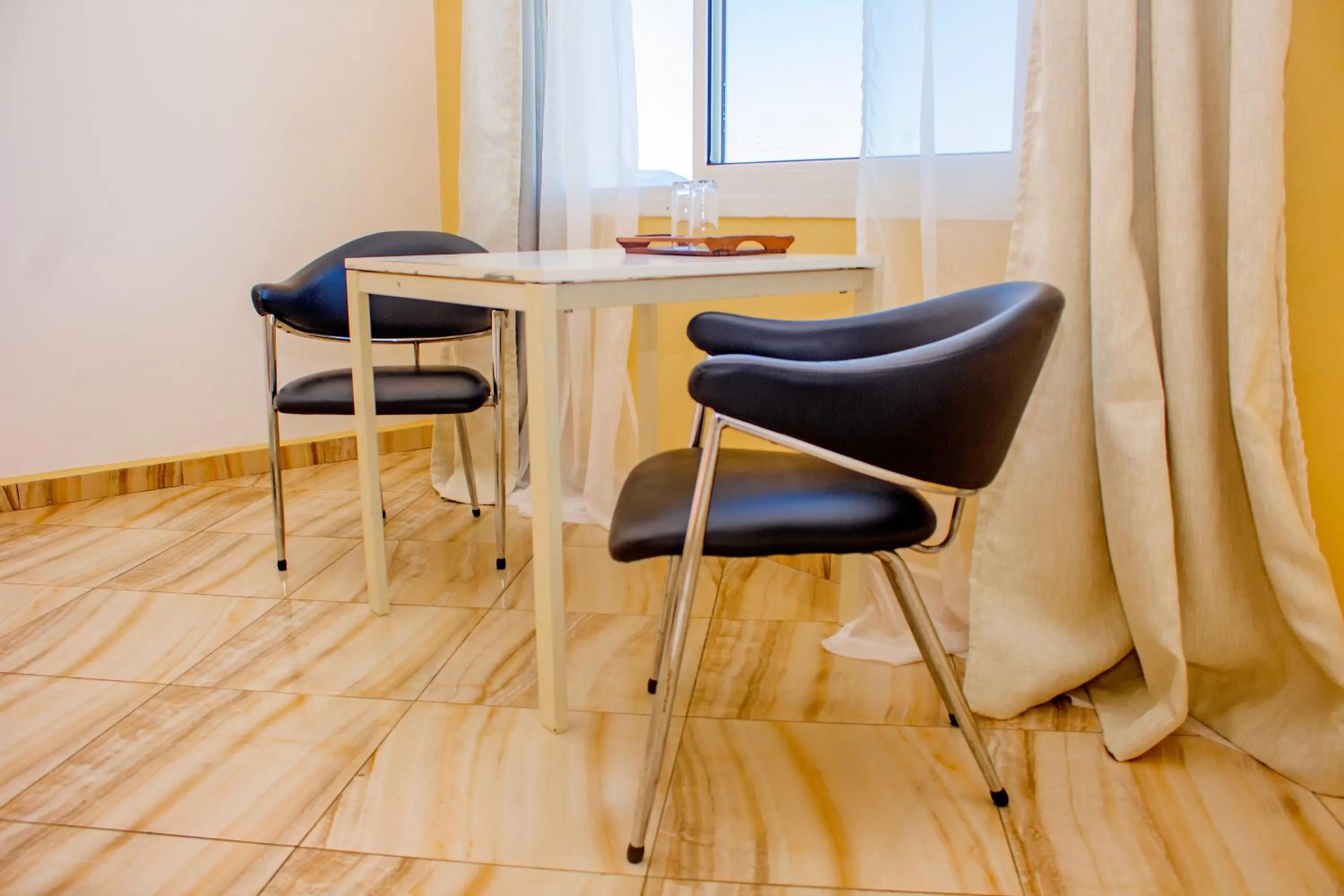 Seating area in Cambria Hotel