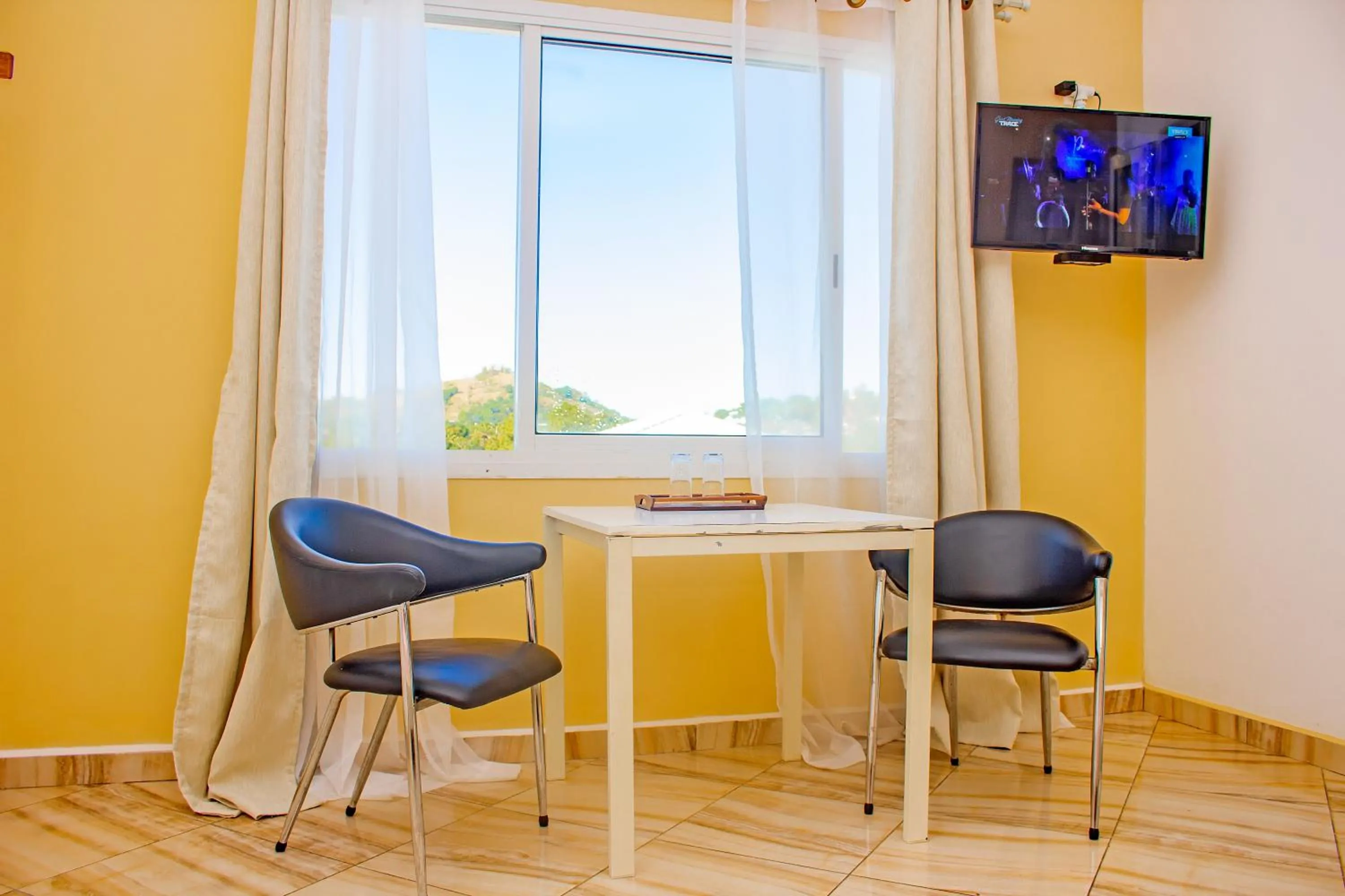 Seating area in Cambria Hotel