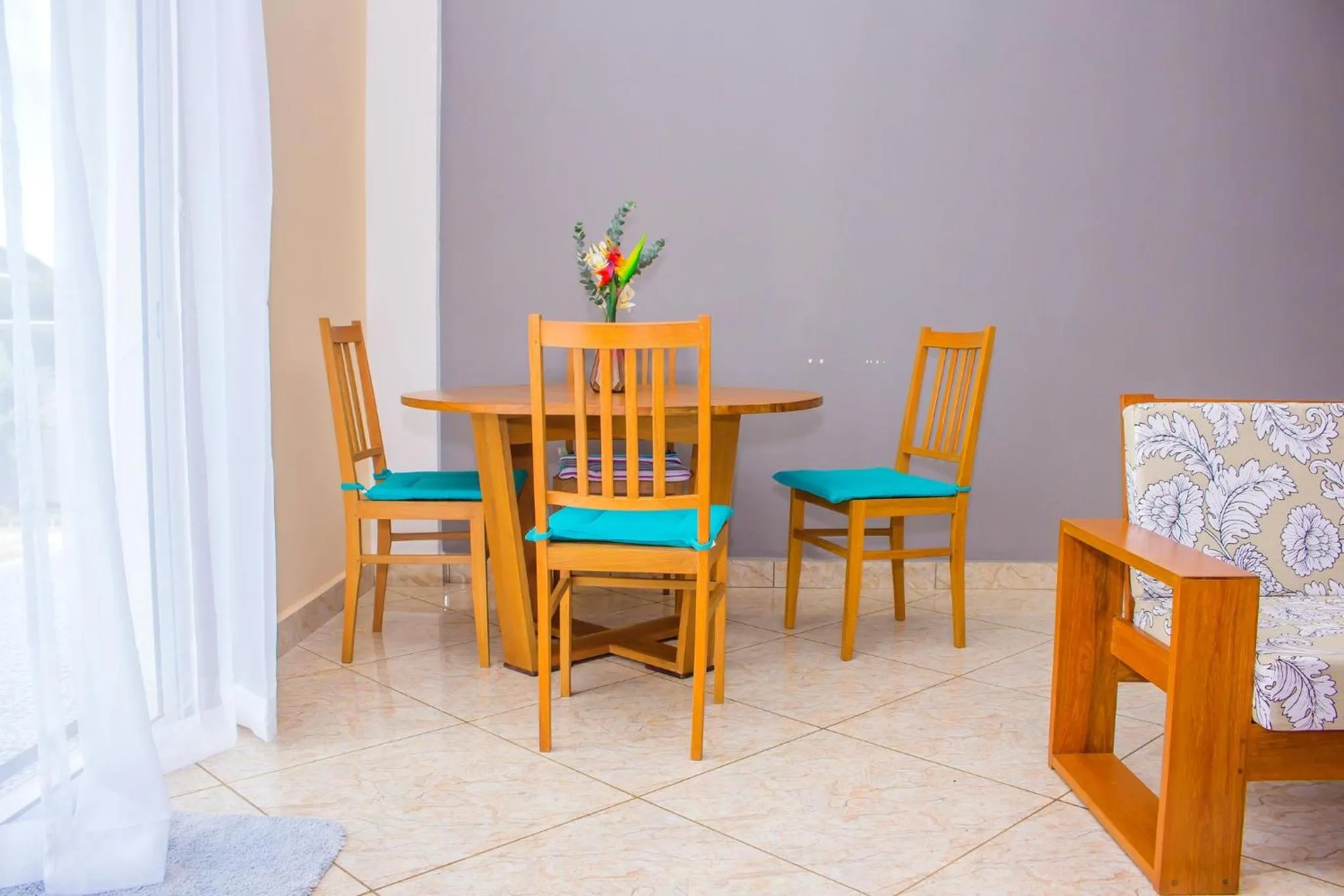 Dining area in Cambria Hotel