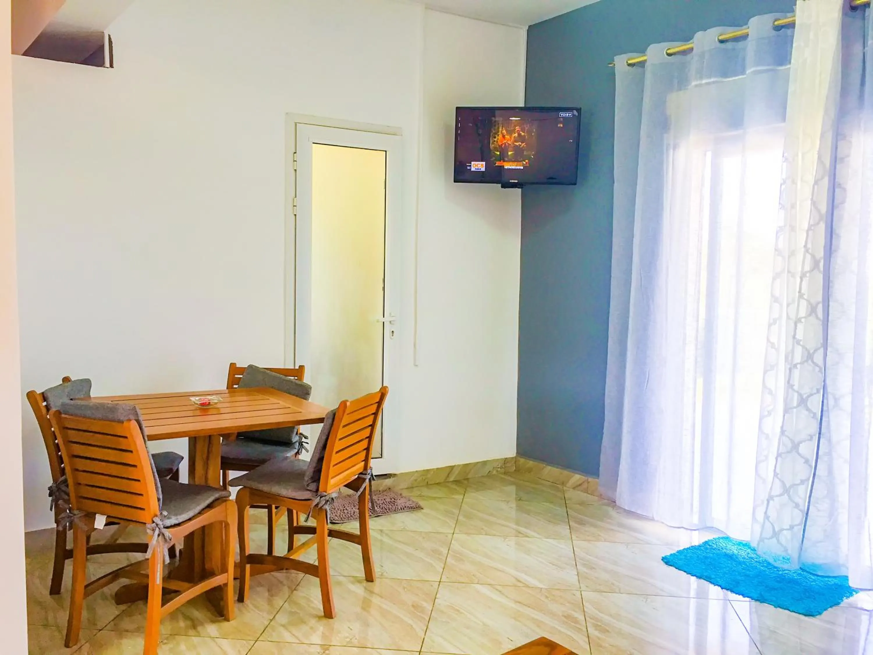 Living room in Cambria Hotel