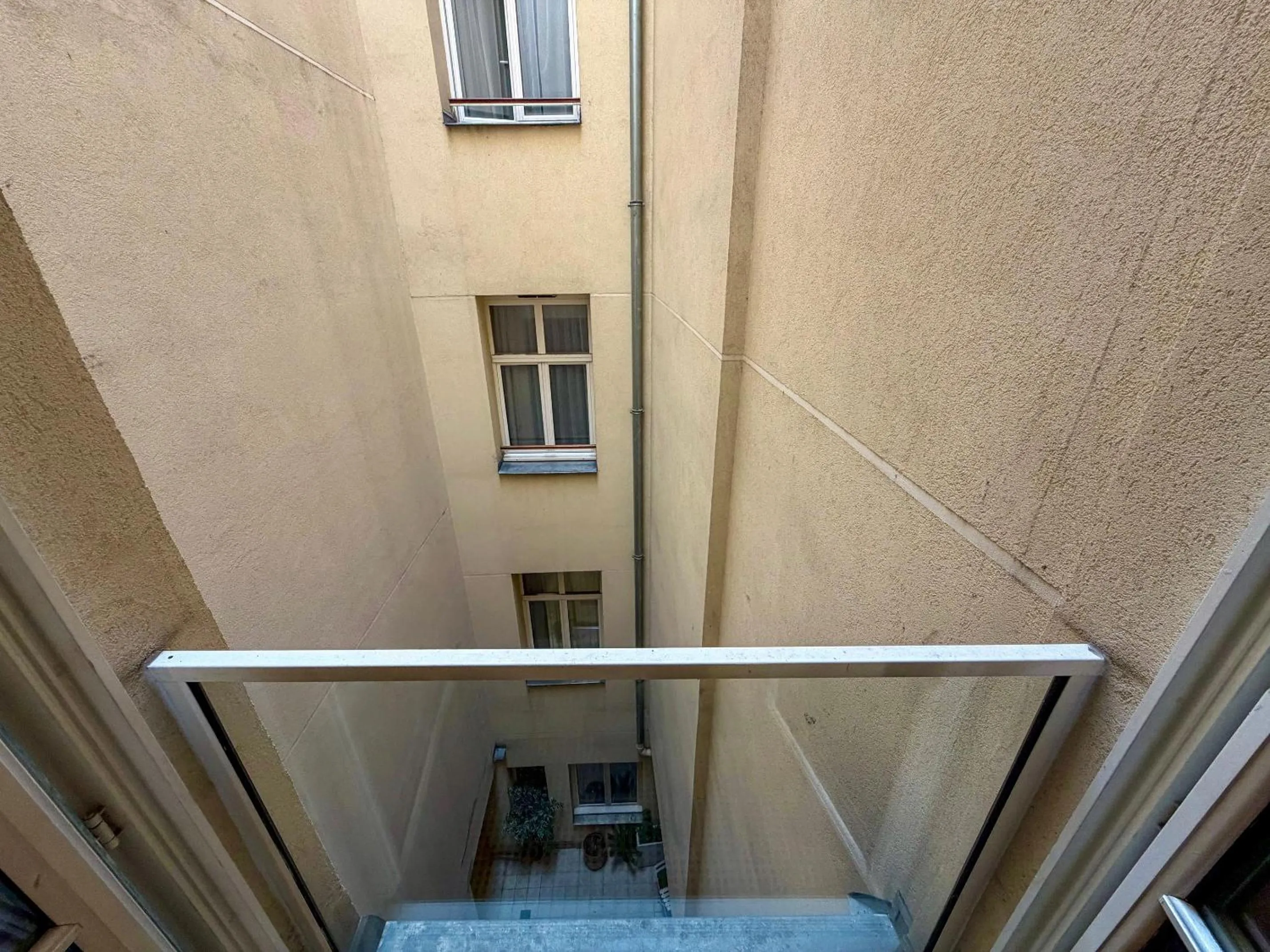 Inner courtyard view in Hôtel 85 Saint Honore