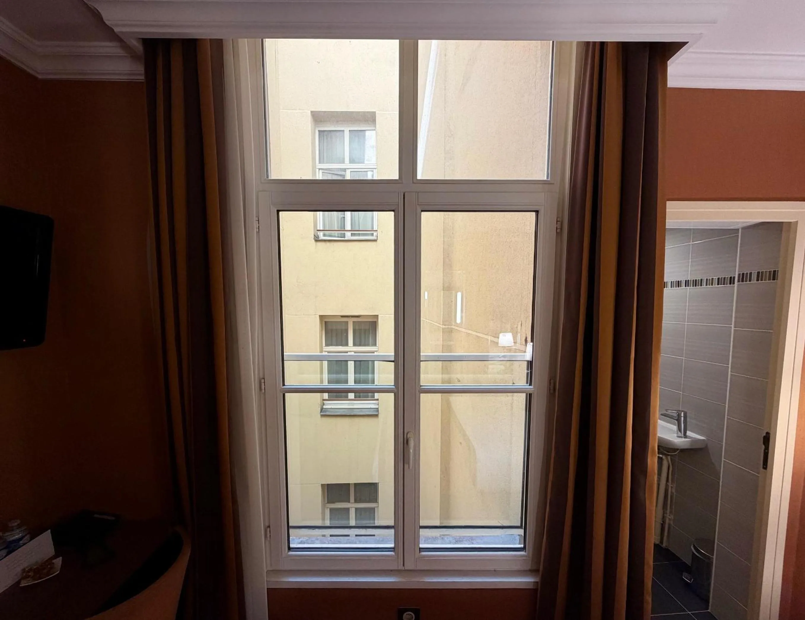 Inner courtyard view in Hôtel 85 Saint Honore