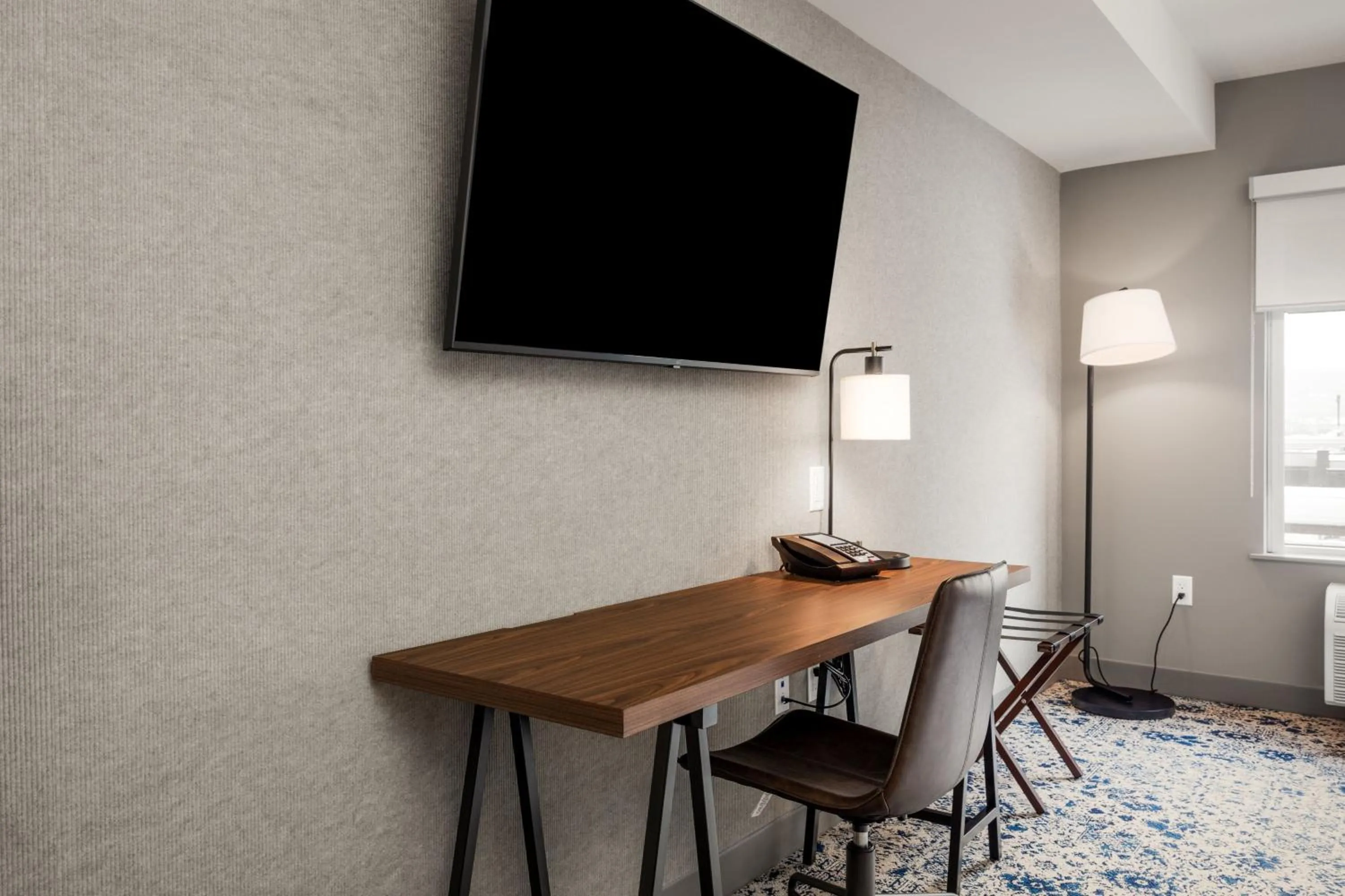 Photo of the whole room in Four Points by Sheraton Kelowna Airport