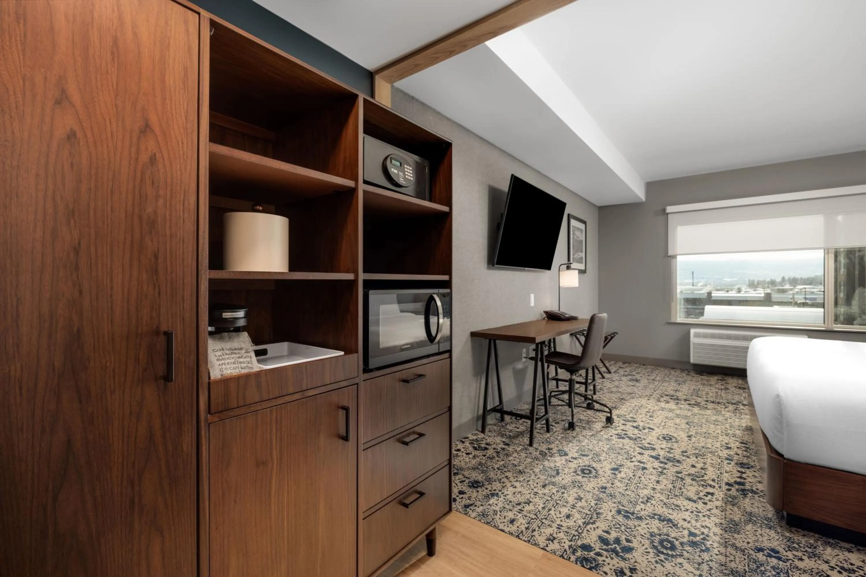 Photo of the whole room, Bed in Four Points by Sheraton Kelowna Airport