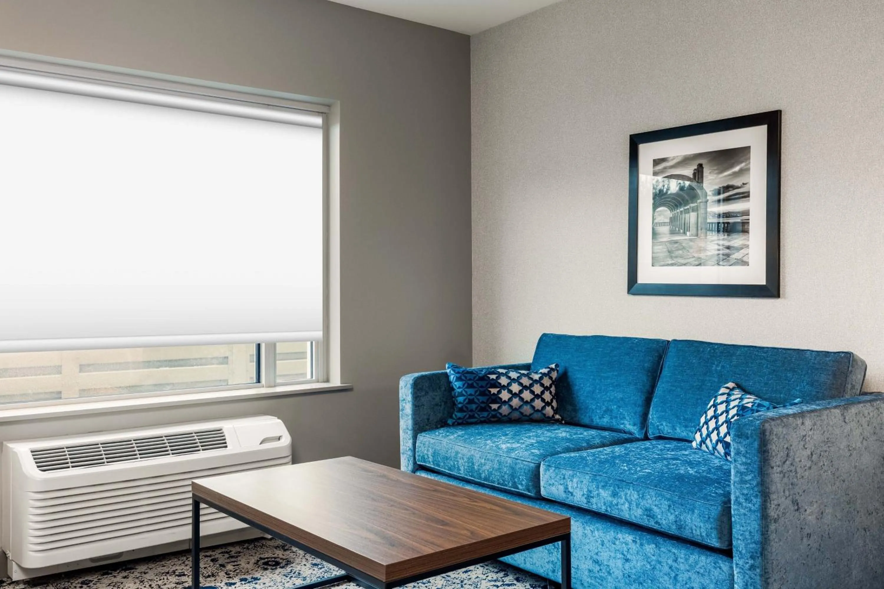 Photo of the whole room in Four Points by Sheraton Kelowna Airport