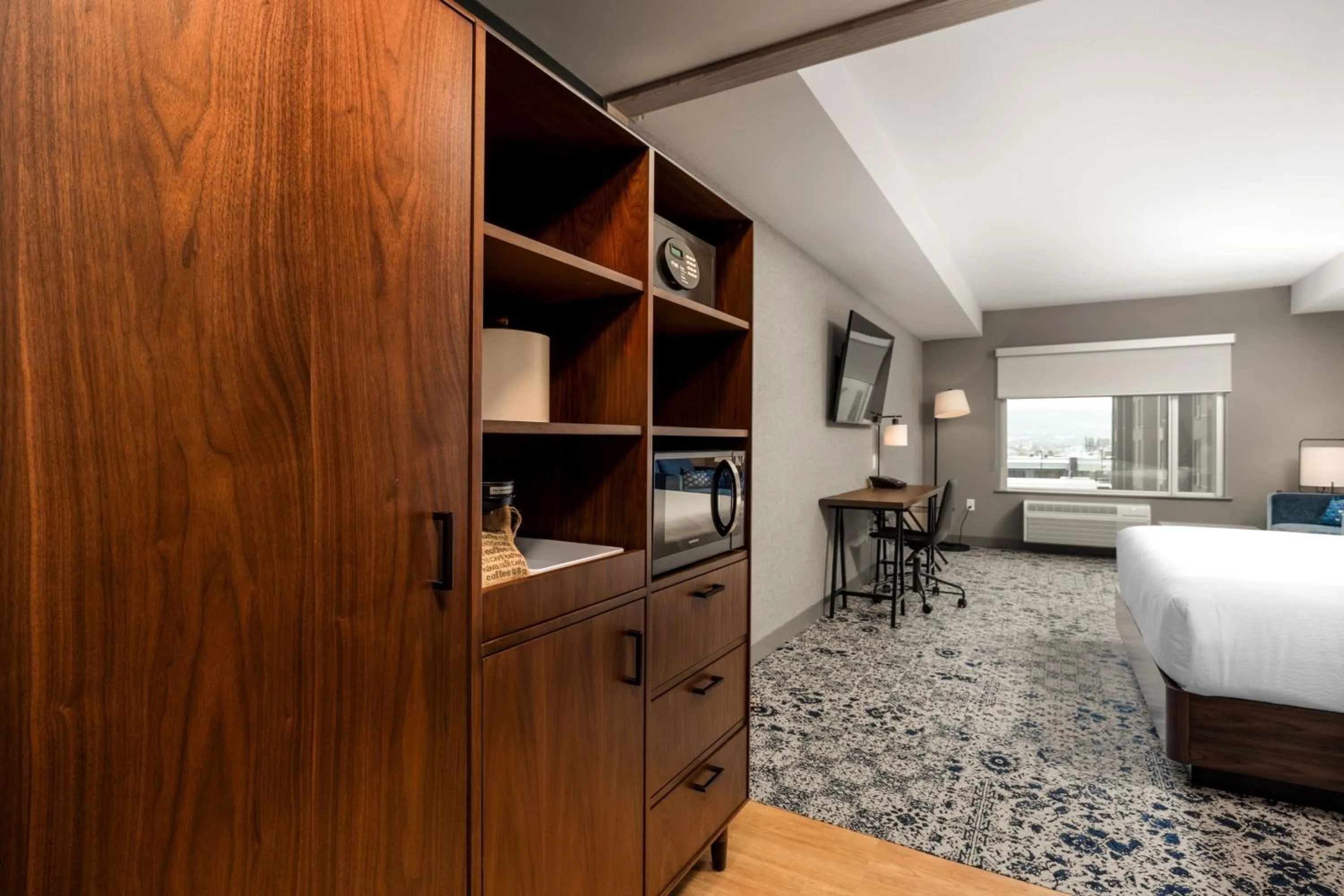 Photo of the whole room, Bed in Four Points by Sheraton Kelowna Airport