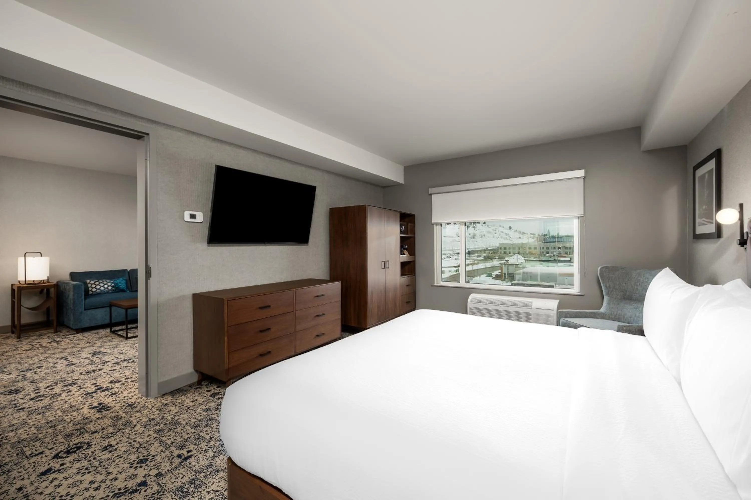 Bedroom, Bed in Four Points by Sheraton Kelowna Airport