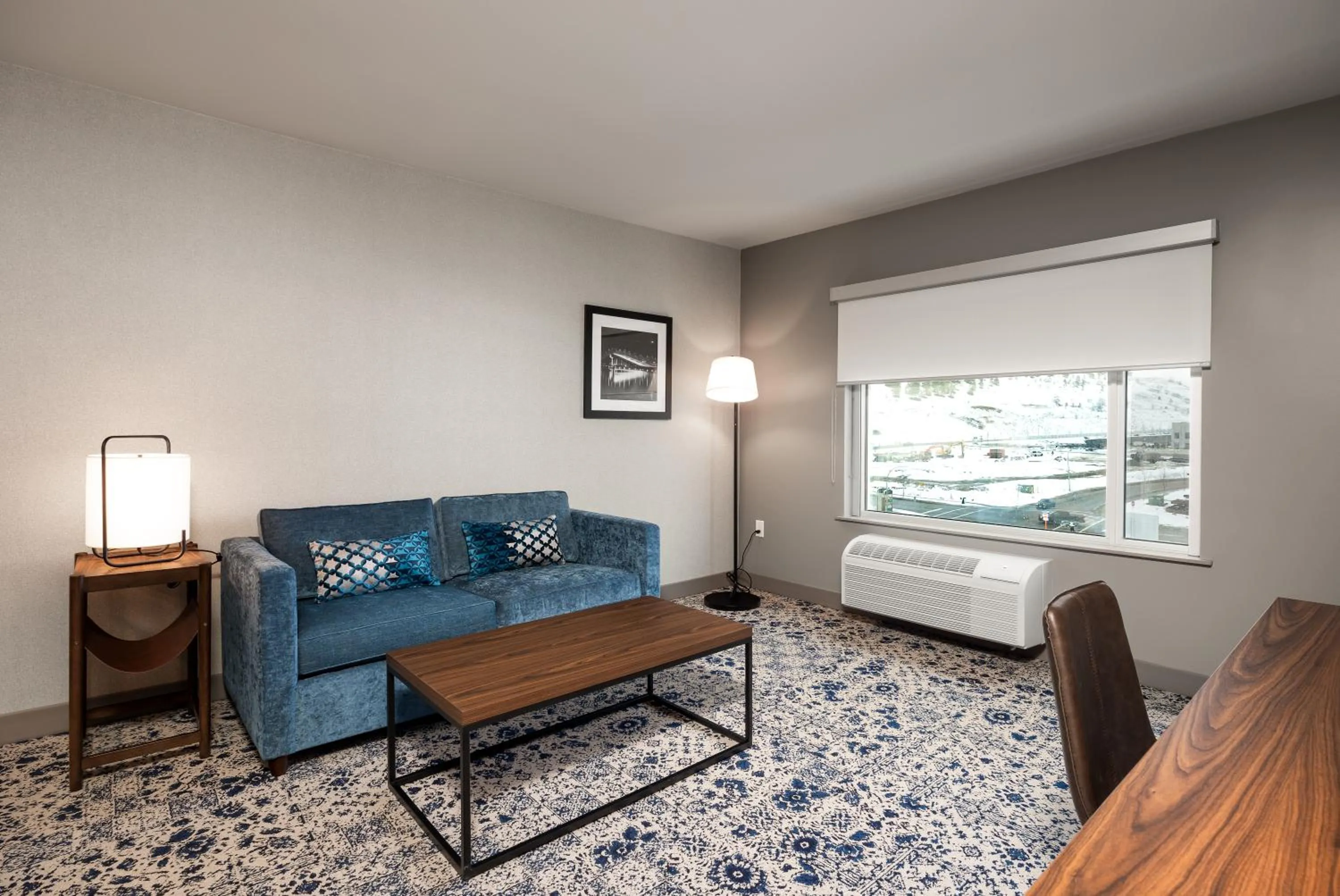 Living room in Four Points by Sheraton Kelowna Airport