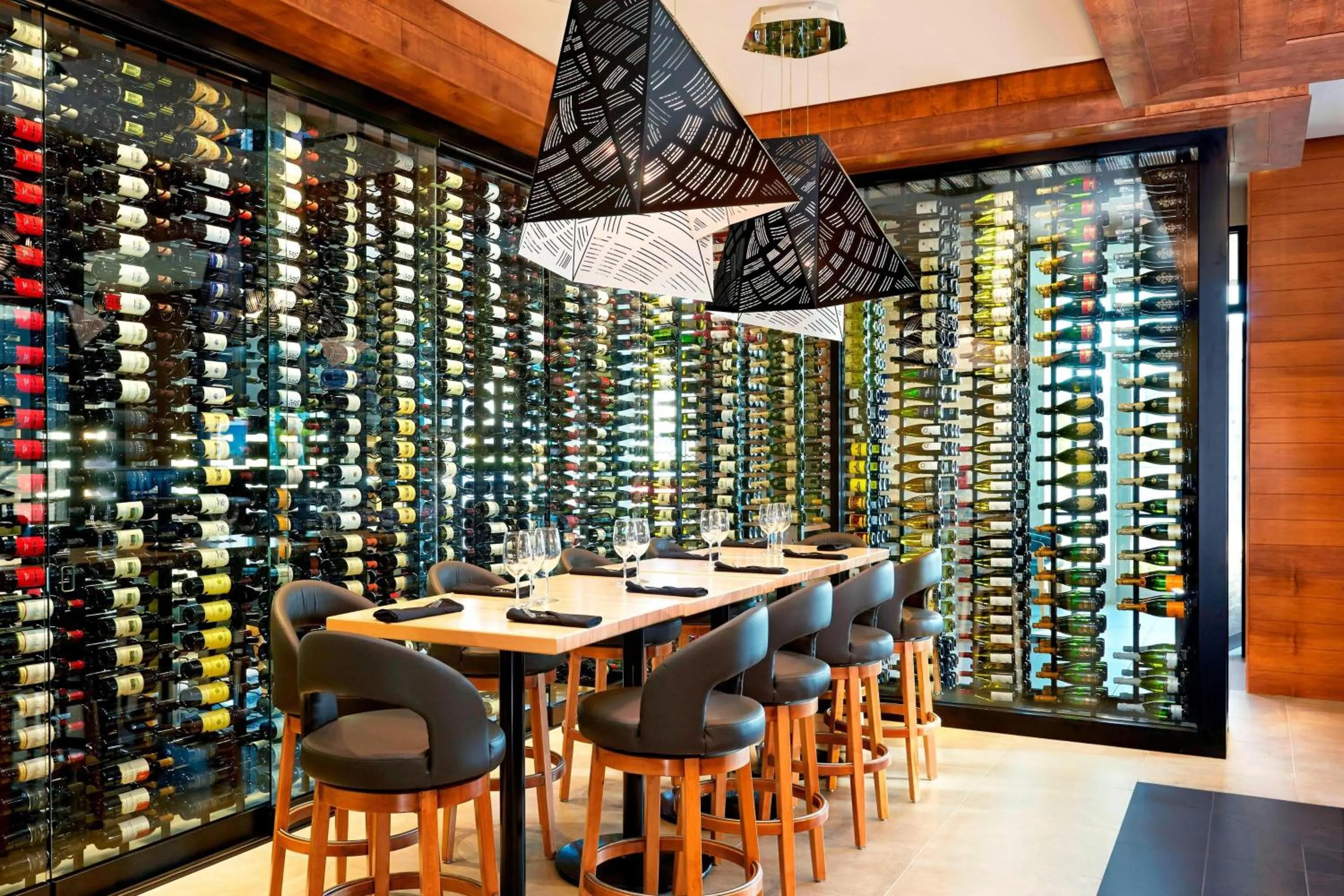 Lounge or bar in Four Points by Sheraton Kelowna Airport