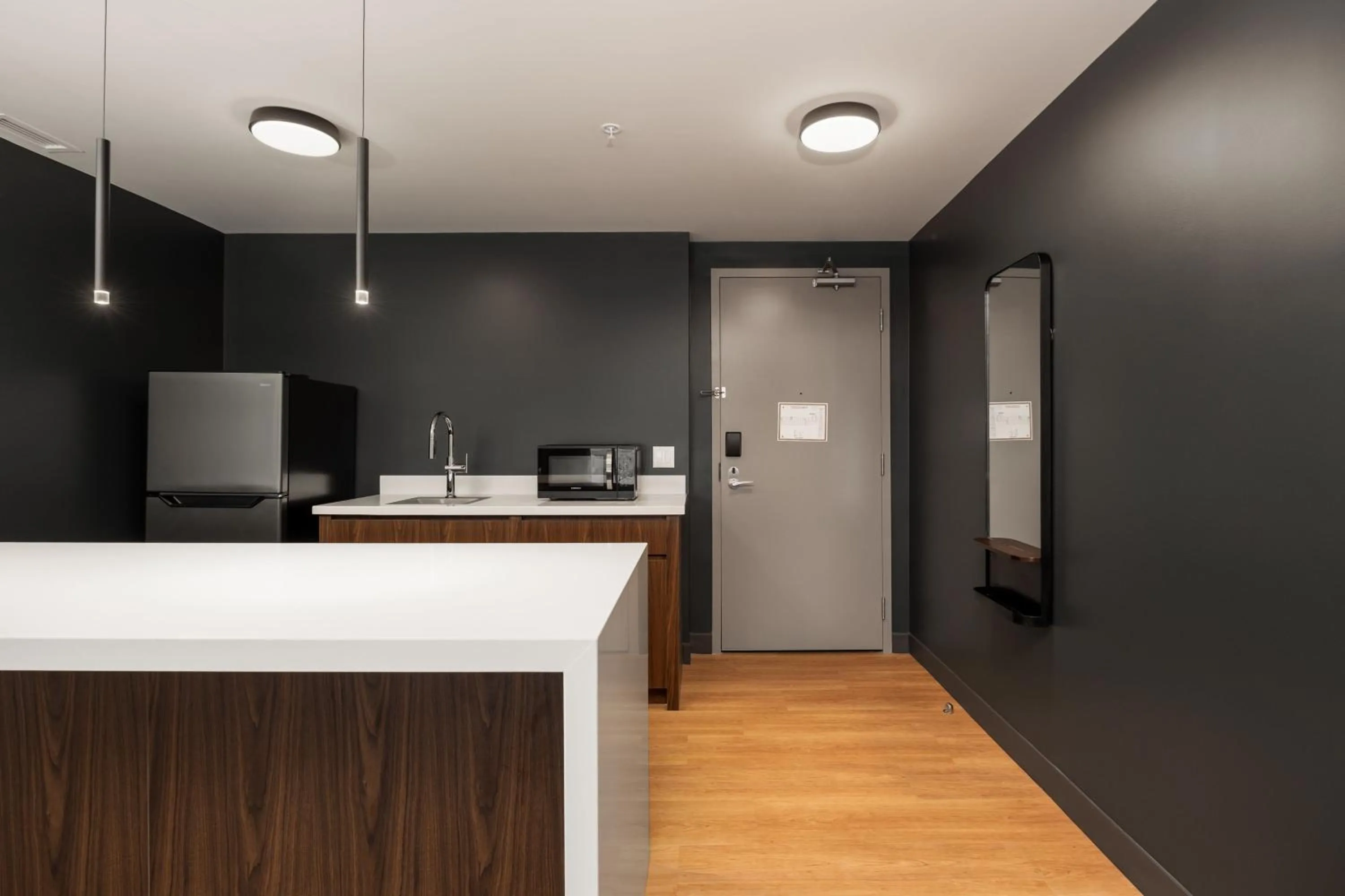 Photo of the whole room in Four Points by Sheraton Kelowna Airport