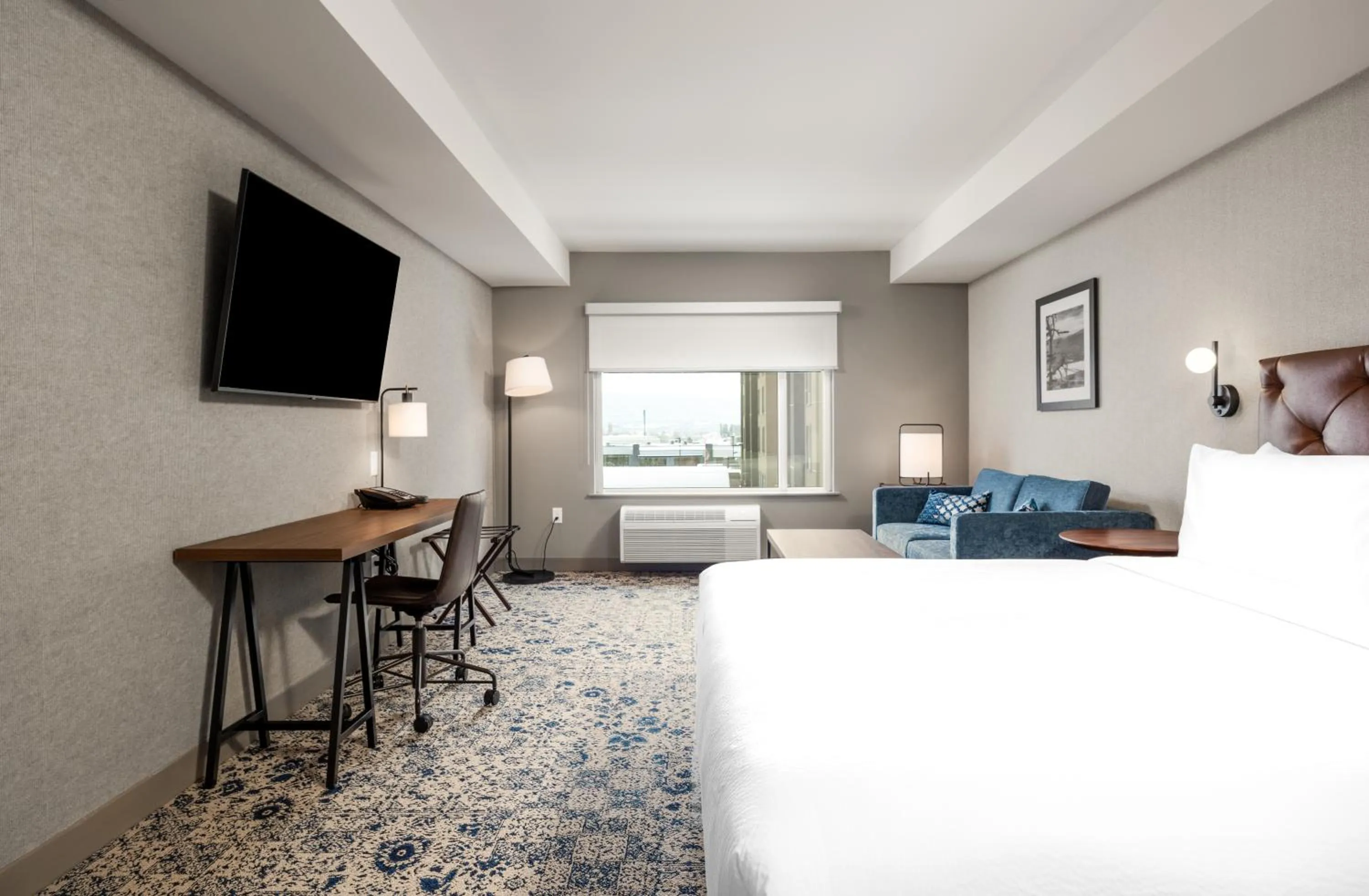Photo of the whole room, Bed in Four Points by Sheraton Kelowna Airport
