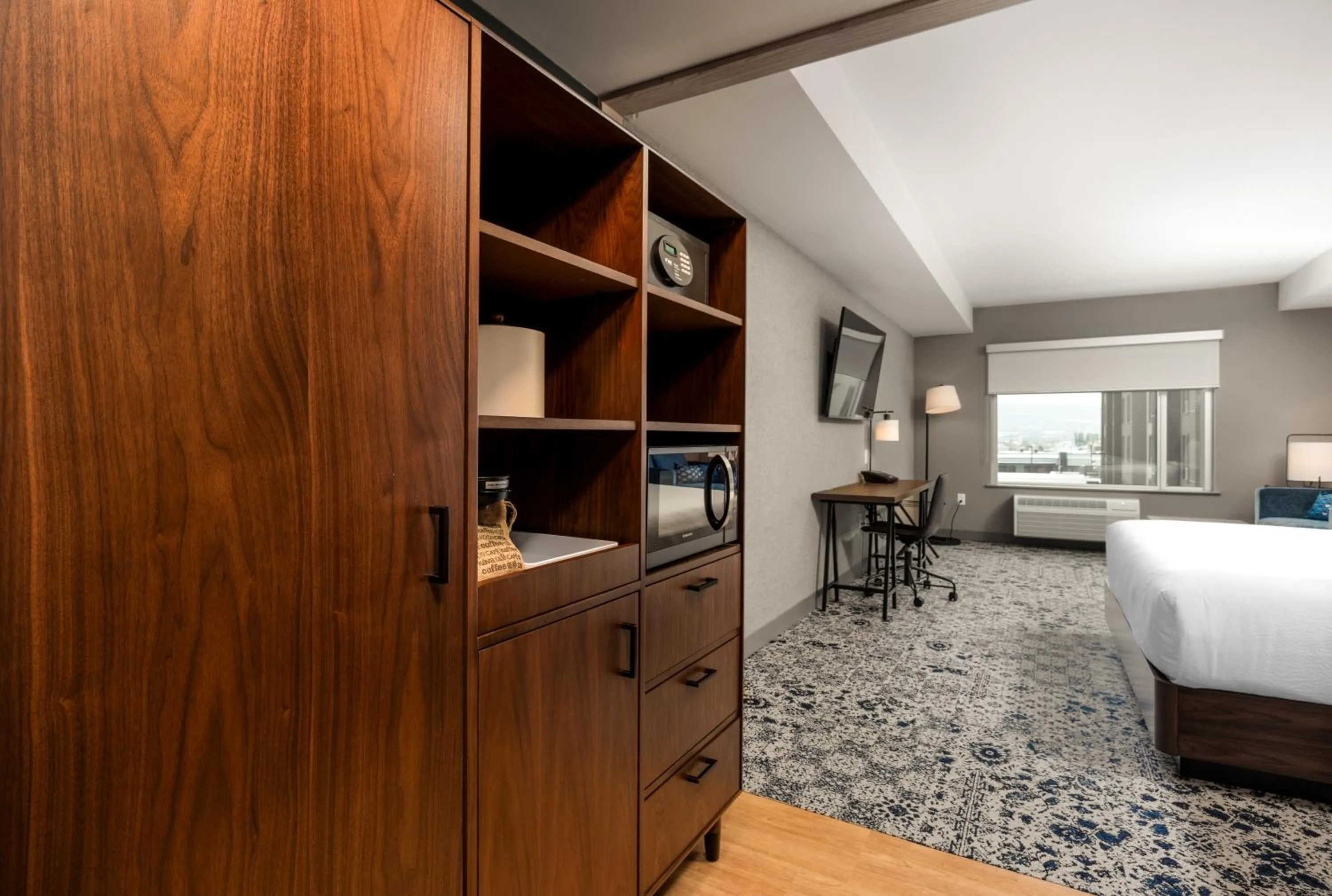 wardrobe, Bed in Four Points by Sheraton Kelowna Airport