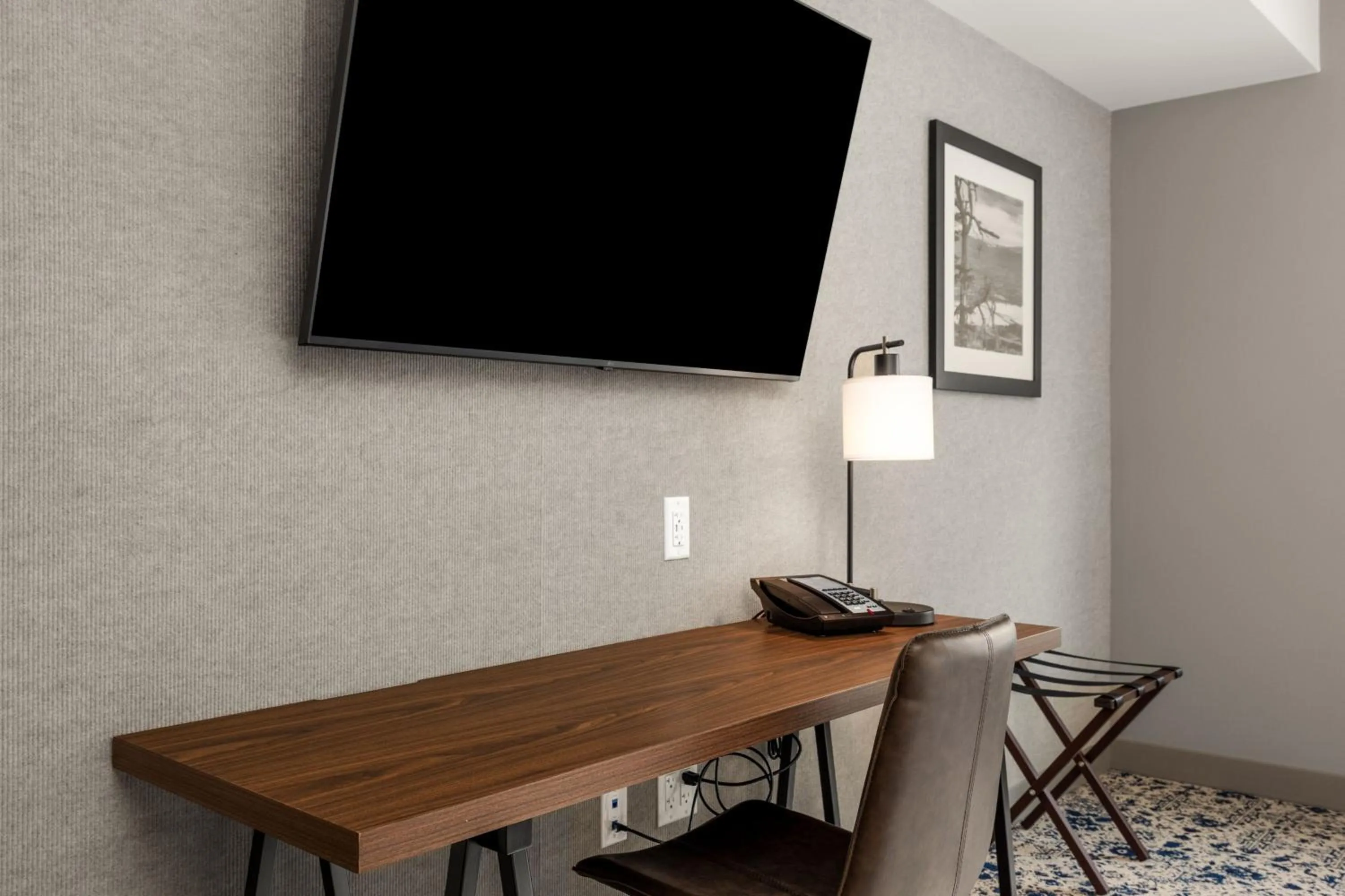 Photo of the whole room in Four Points by Sheraton Kelowna Airport