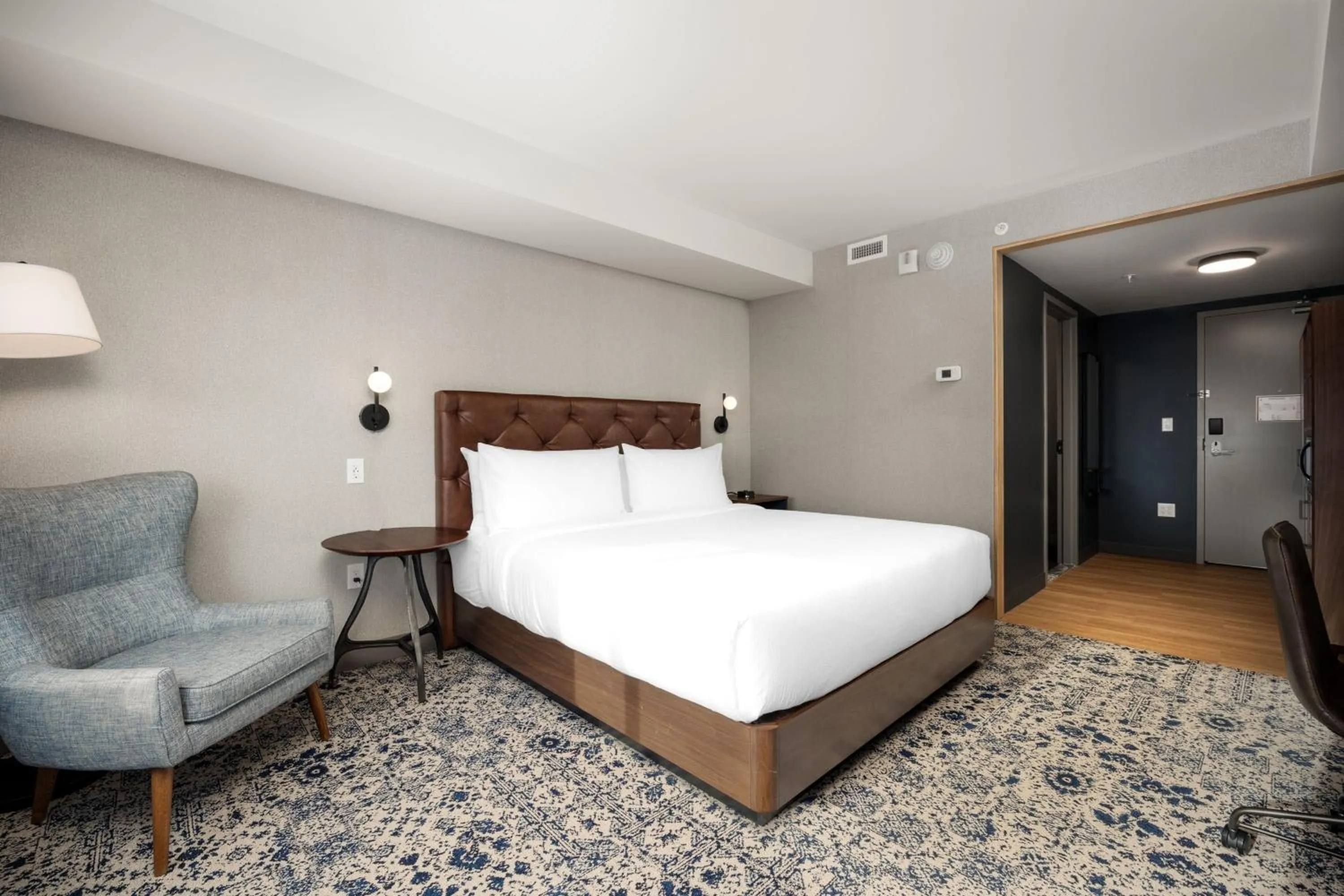 Photo of the whole room, Bed in Four Points by Sheraton Kelowna Airport