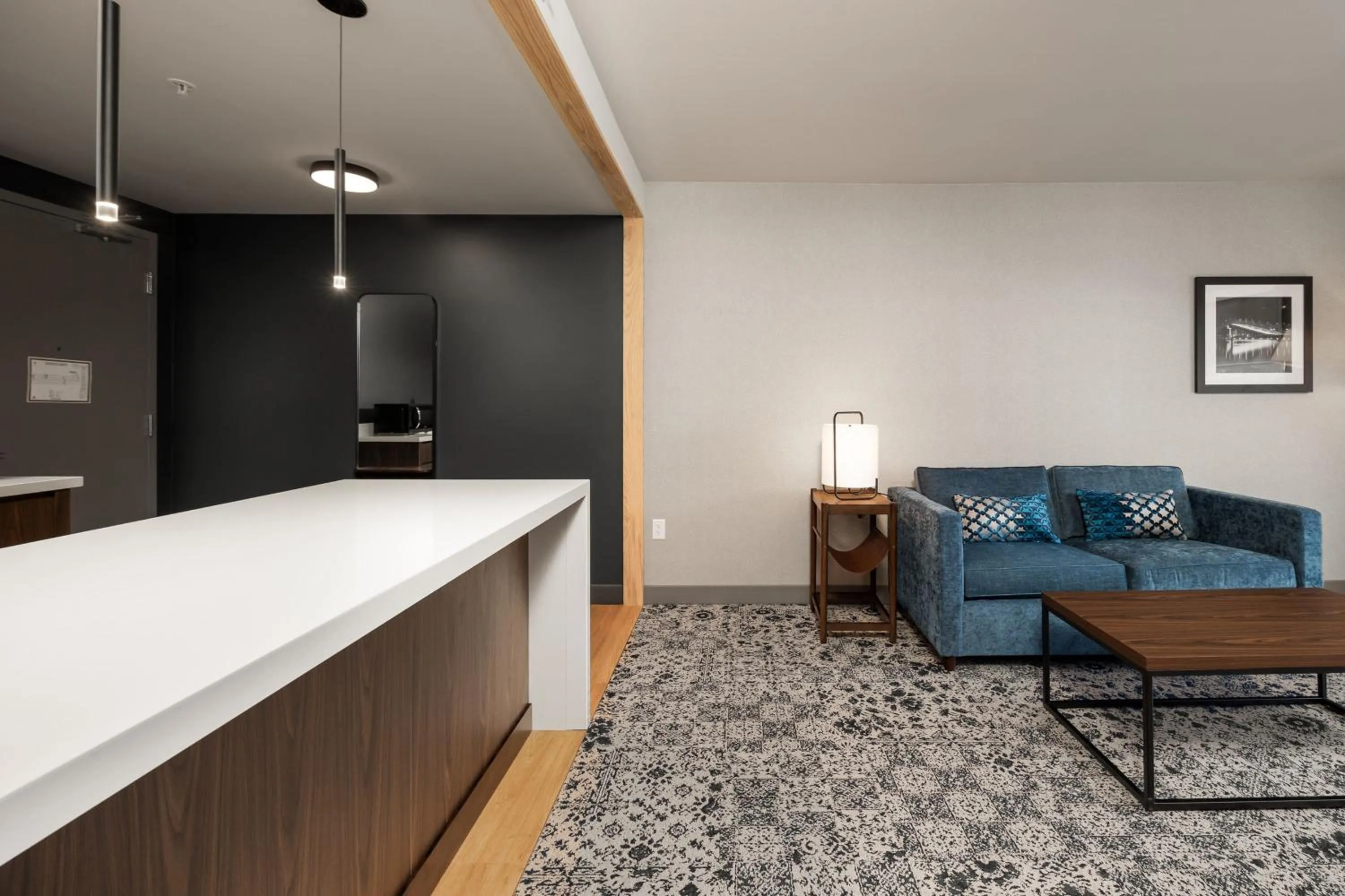 Photo of the whole room in Four Points by Sheraton Kelowna Airport