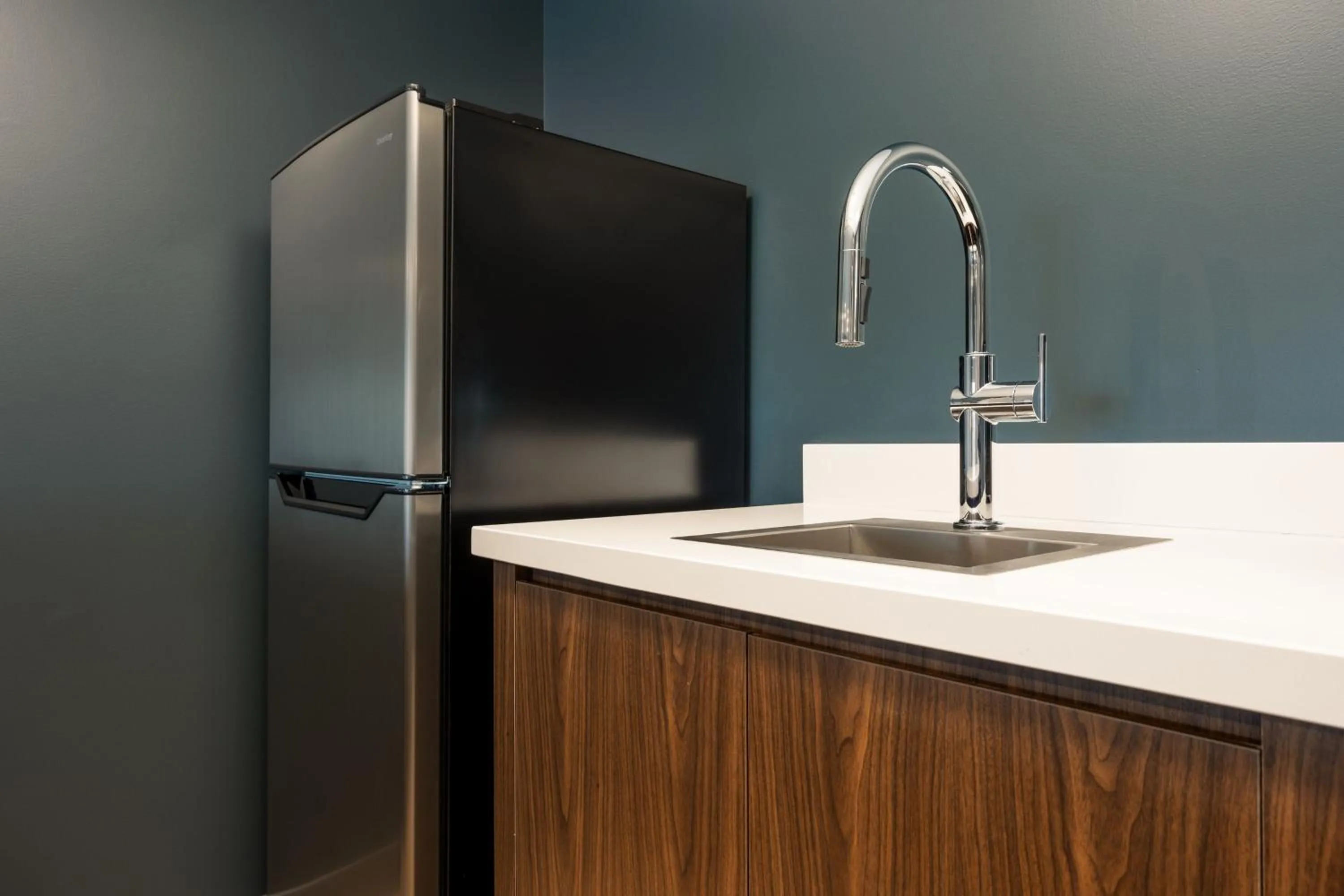 Photo of the whole room in Four Points by Sheraton Kelowna Airport