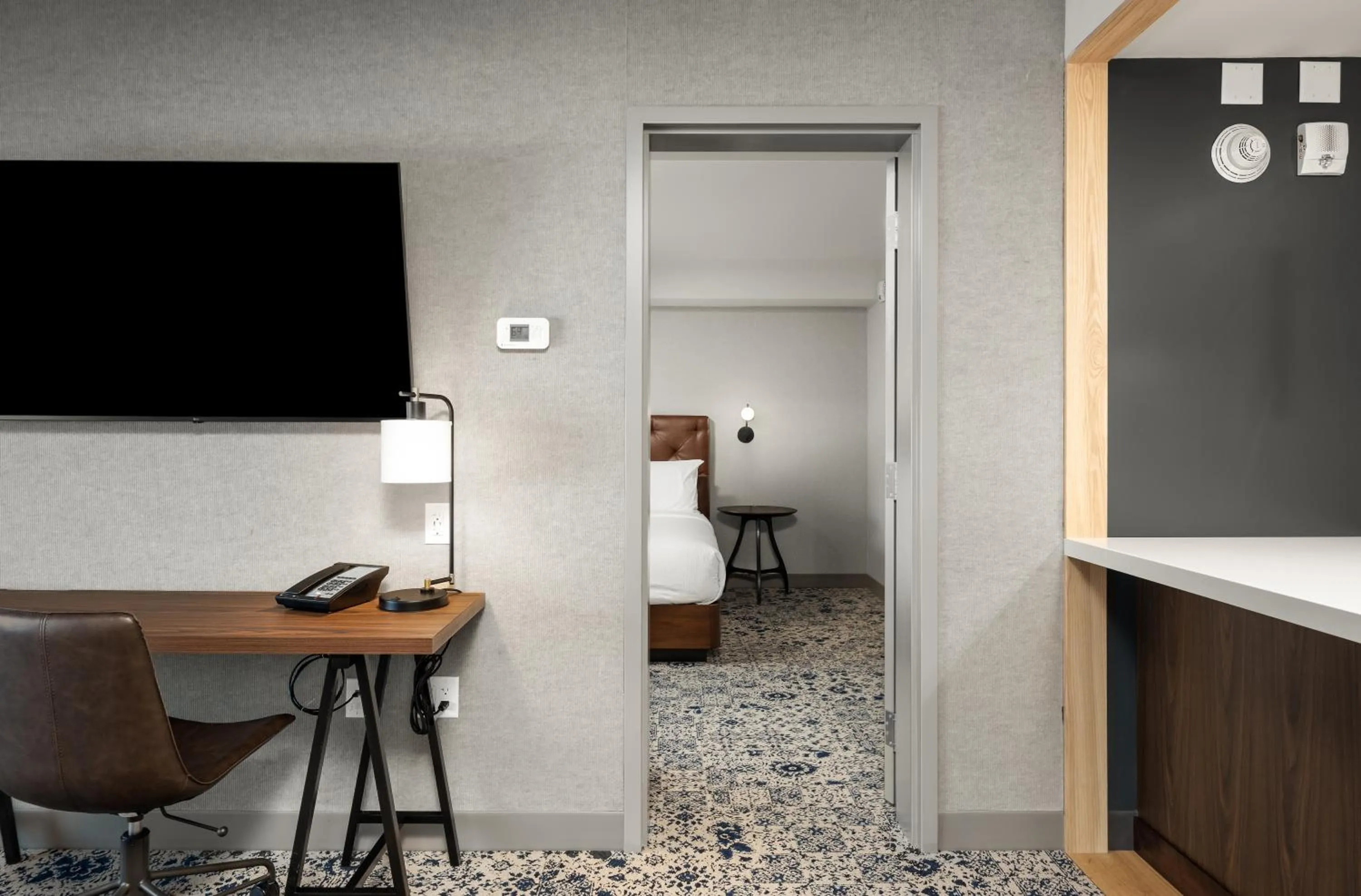 Bedroom, Bed in Four Points by Sheraton Kelowna Airport