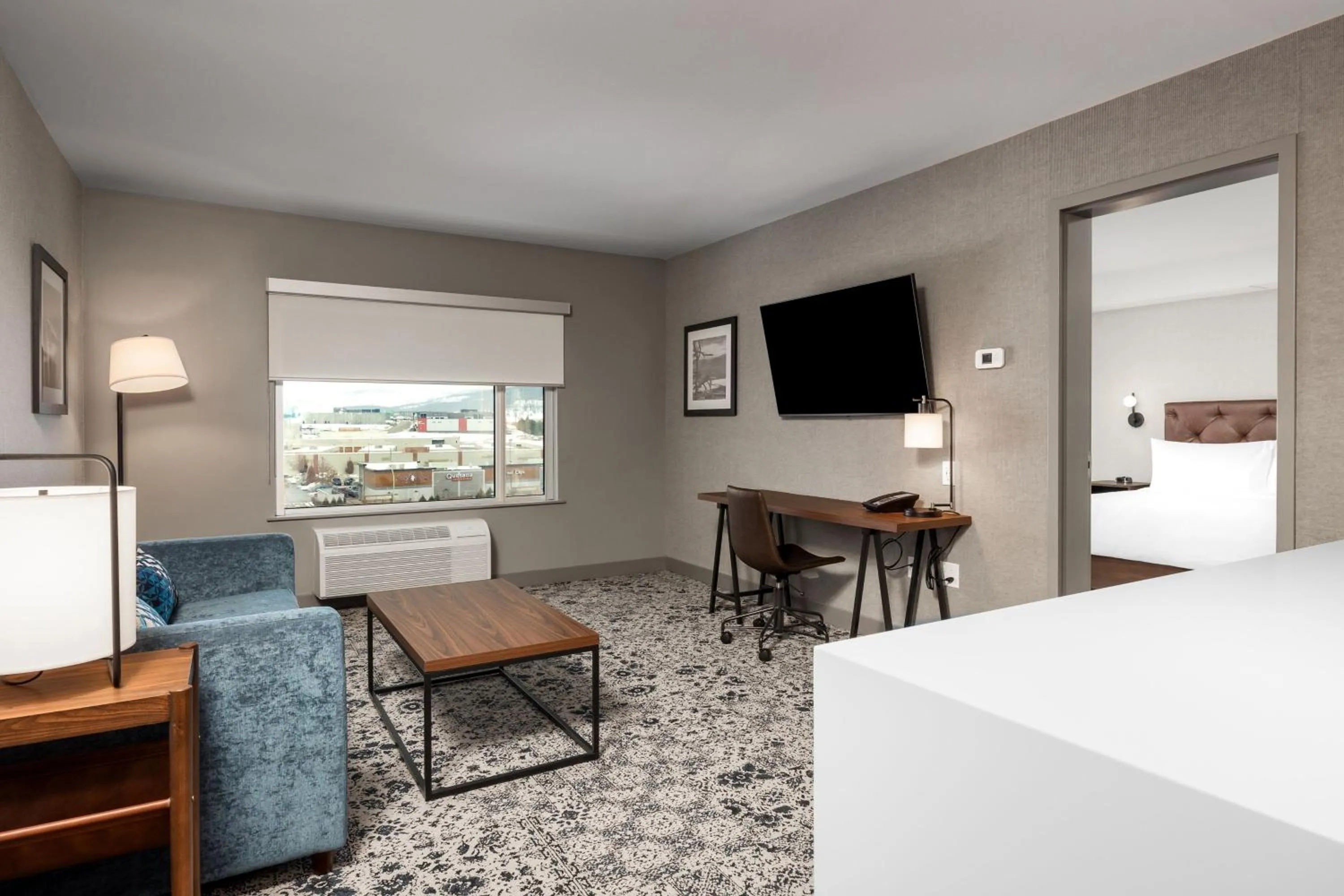 Photo of the whole room in Four Points by Sheraton Kelowna Airport