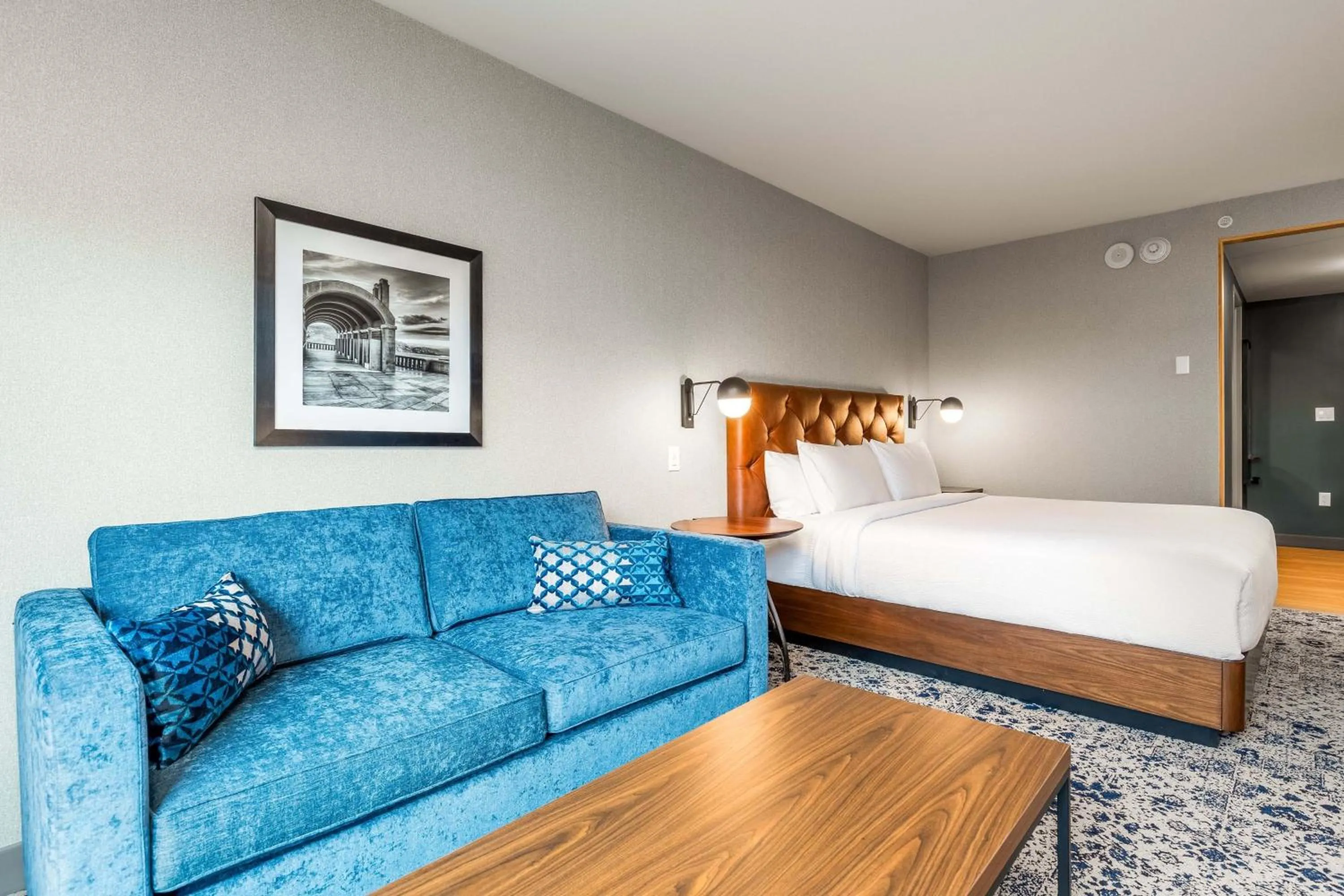 Photo of the whole room, Bed in Four Points by Sheraton Kelowna Airport