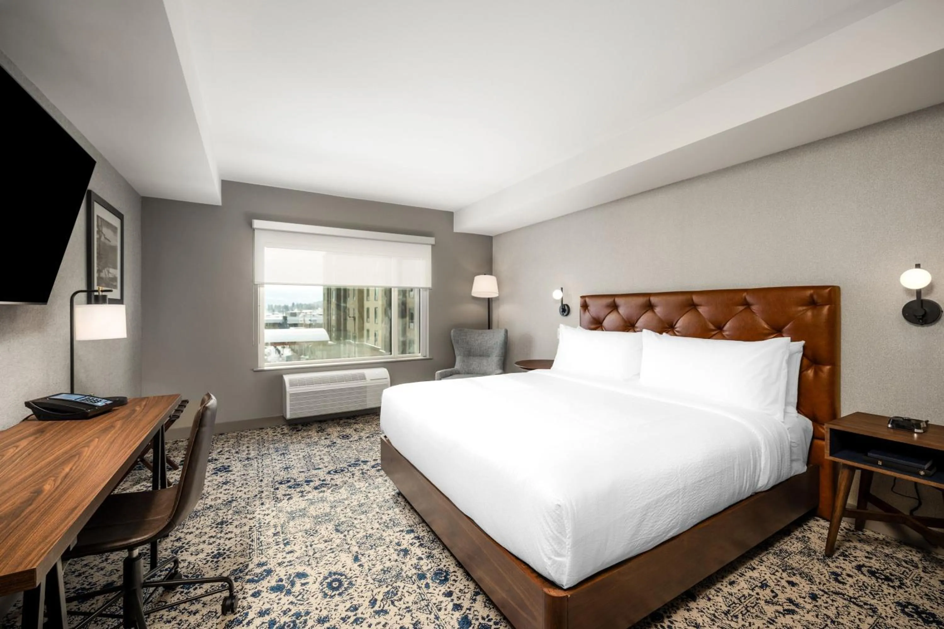 Photo of the whole room, Bed in Four Points by Sheraton Kelowna Airport