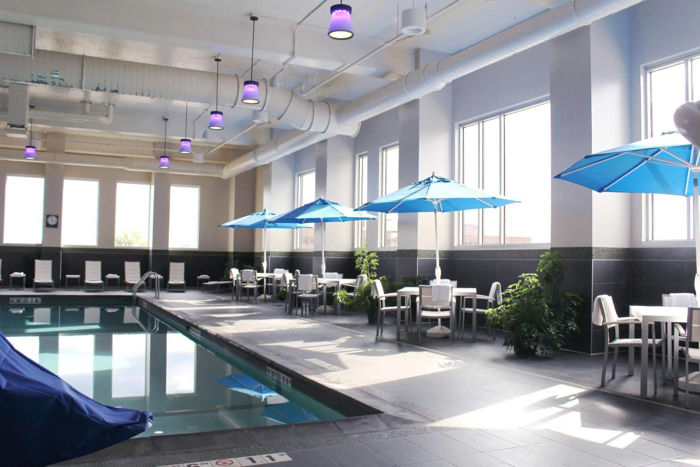 Swimming pool in Radisson Blu Mall of America