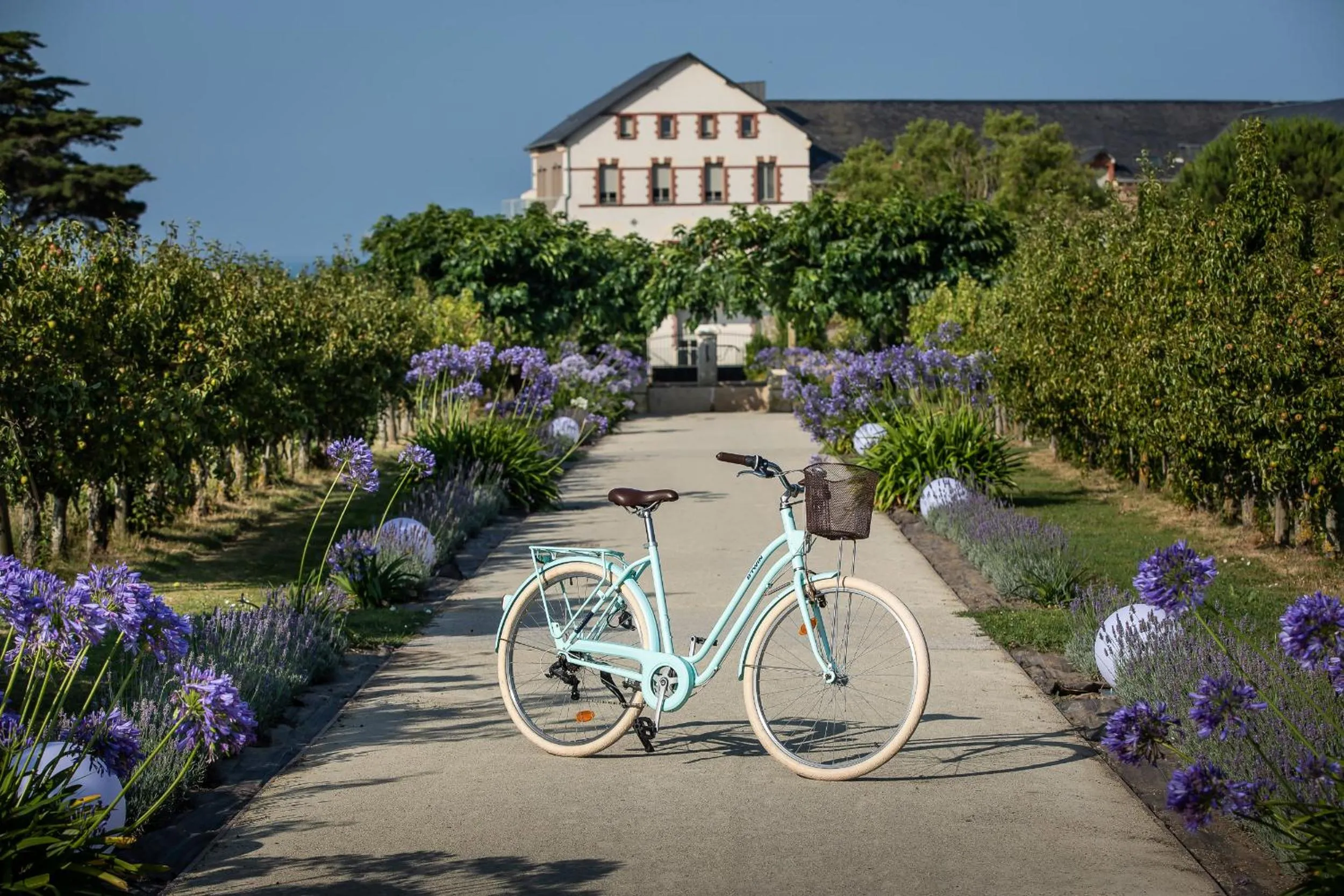 Cycling in Eco-Domaine La Fontaine - HOTEL-SPA - 300 m Plage de la Fontaine aux Bretons