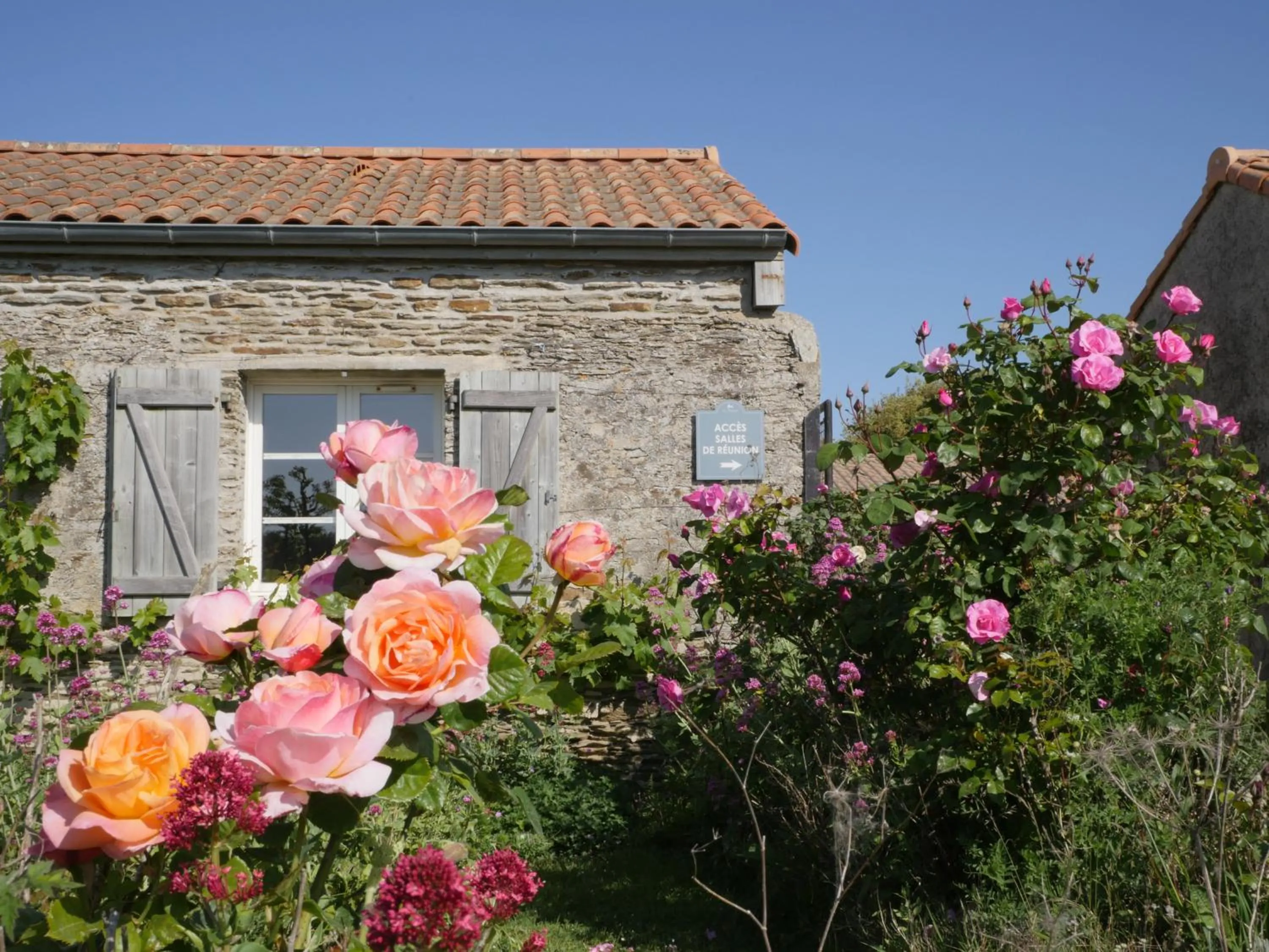 Garden in Eco-Domaine La Fontaine - HOTEL-SPA - 300 m Plage de la Fontaine aux Bretons