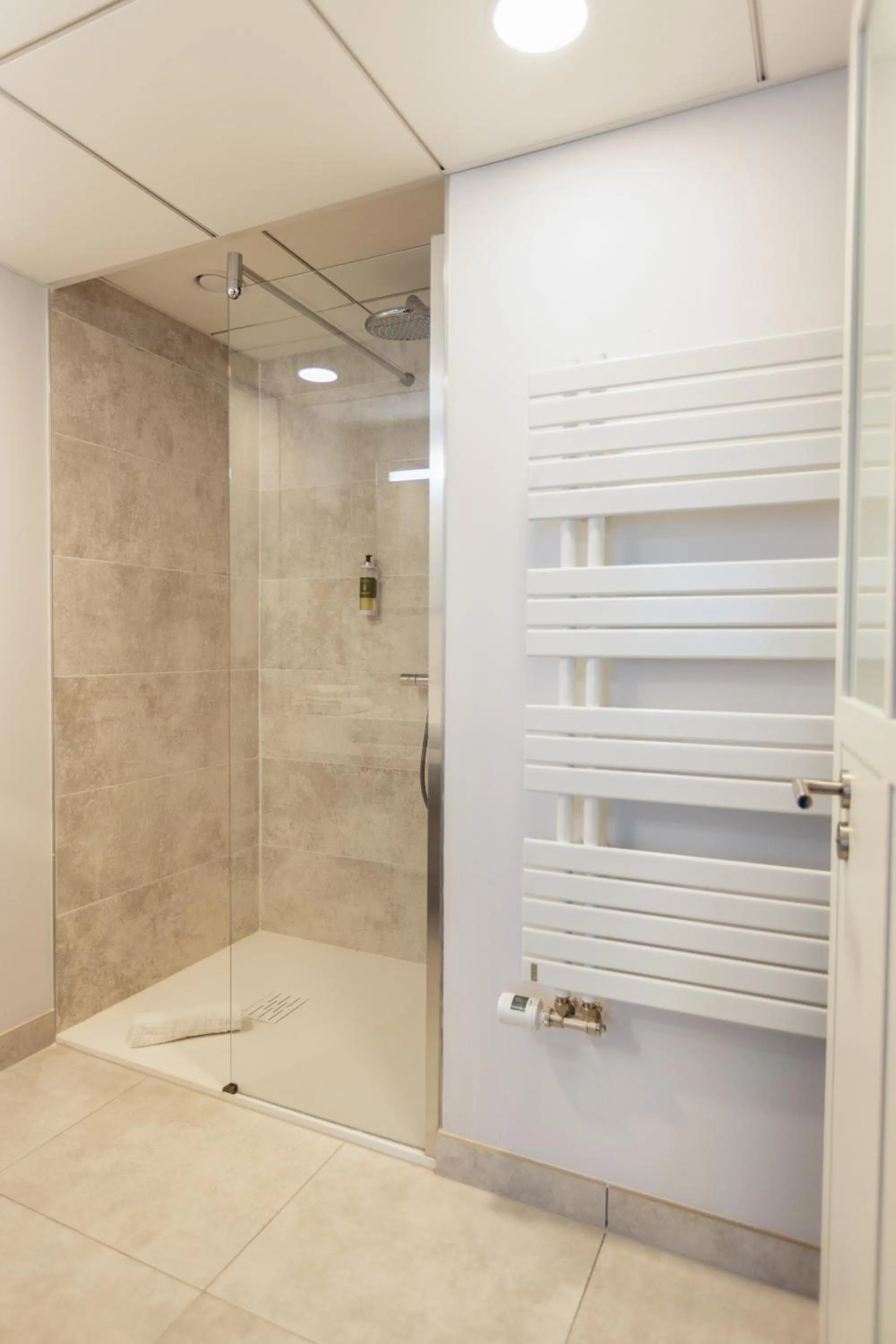 Shower in Eco-Domaine La Fontaine - HOTEL-SPA - 300 m Plage de la Fontaine aux Bretons