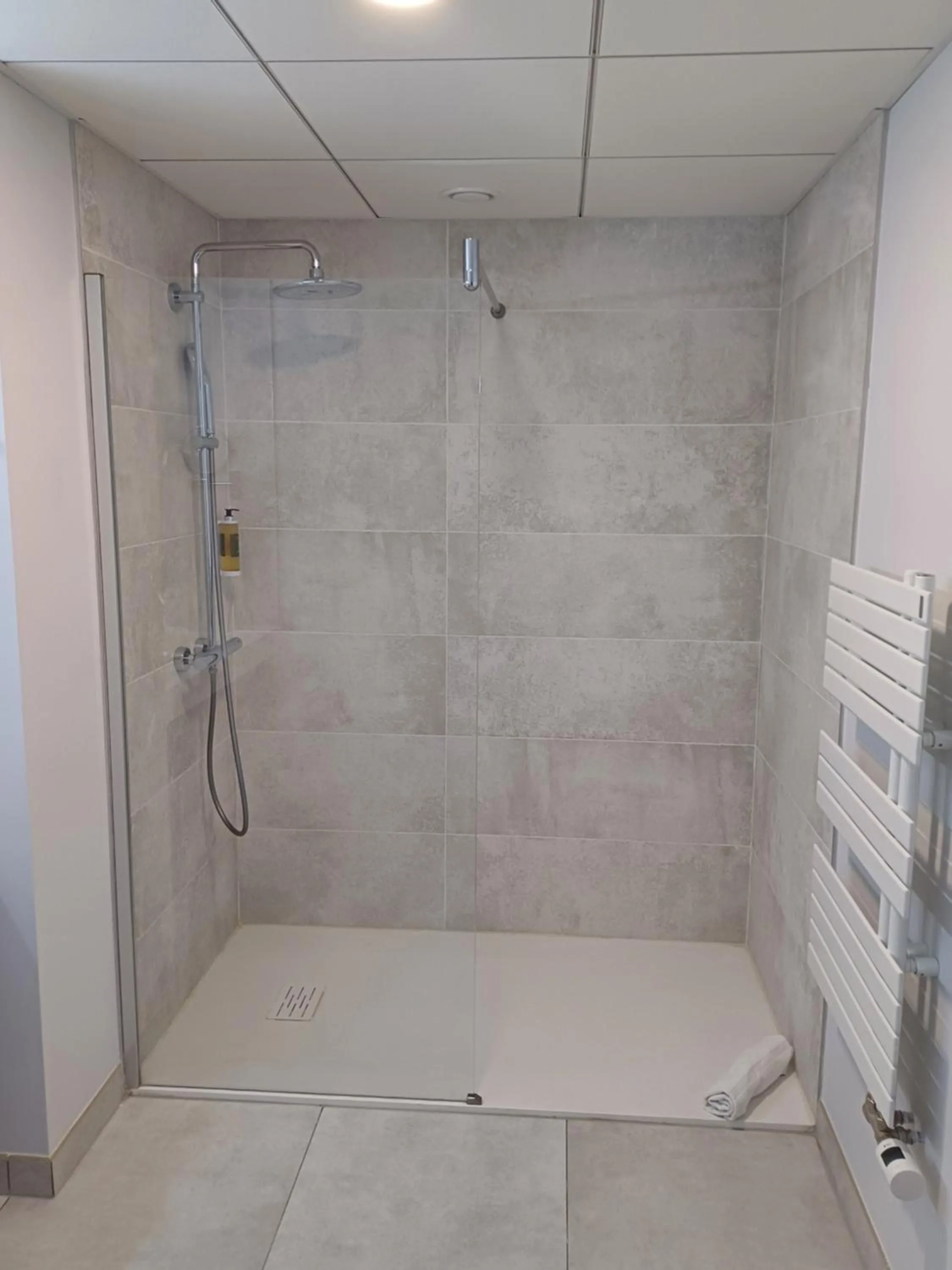 Shower in Eco-Domaine La Fontaine - HOTEL-SPA - 300 m Plage de la Fontaine aux Bretons
